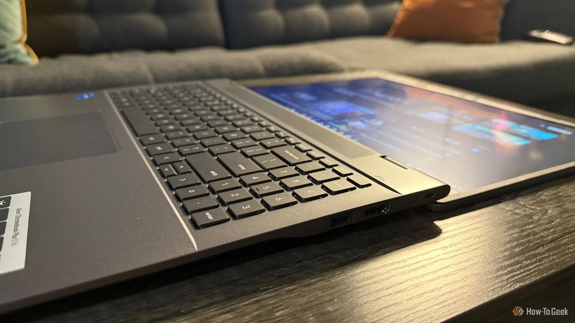 Acer Chromebook Plus 516 đặt phẳng trên mặt bàn, hiển thị hiệu năng ổn định