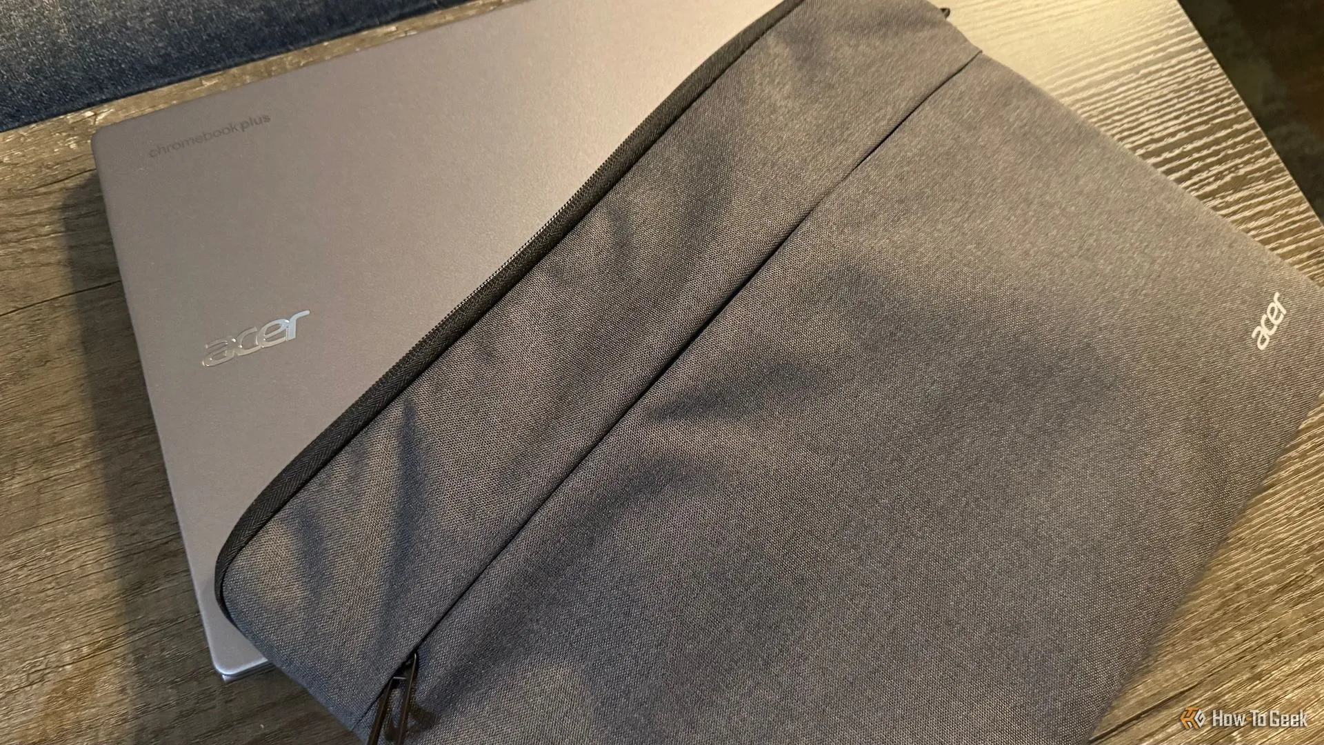 Acer Chromebook Plus 516 được đựng trong bao bảo vệ đi kèm