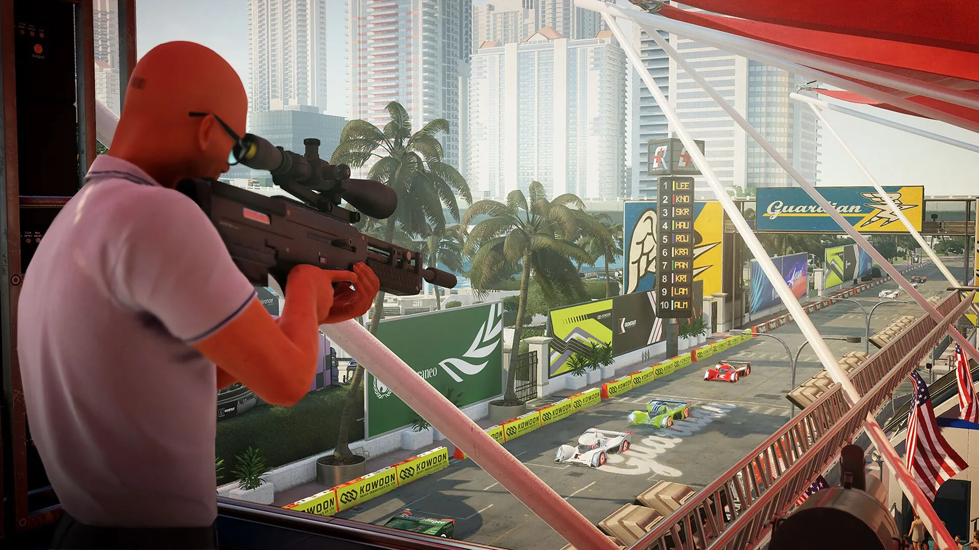Agent 47 quan sát mục tiêu từ xa trong Hitman: World of Assassination.