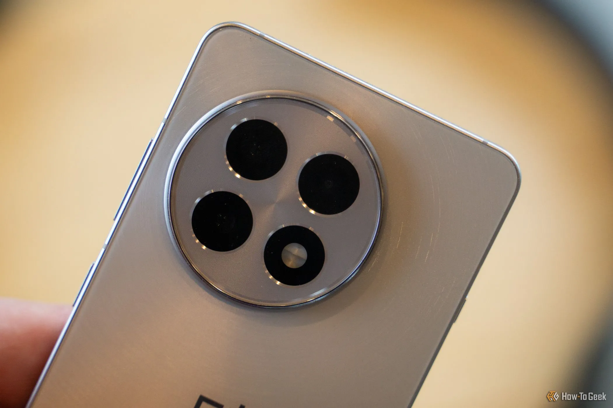 Ảnh cận cảnh cụm ba camera trên OnePlus 13R.