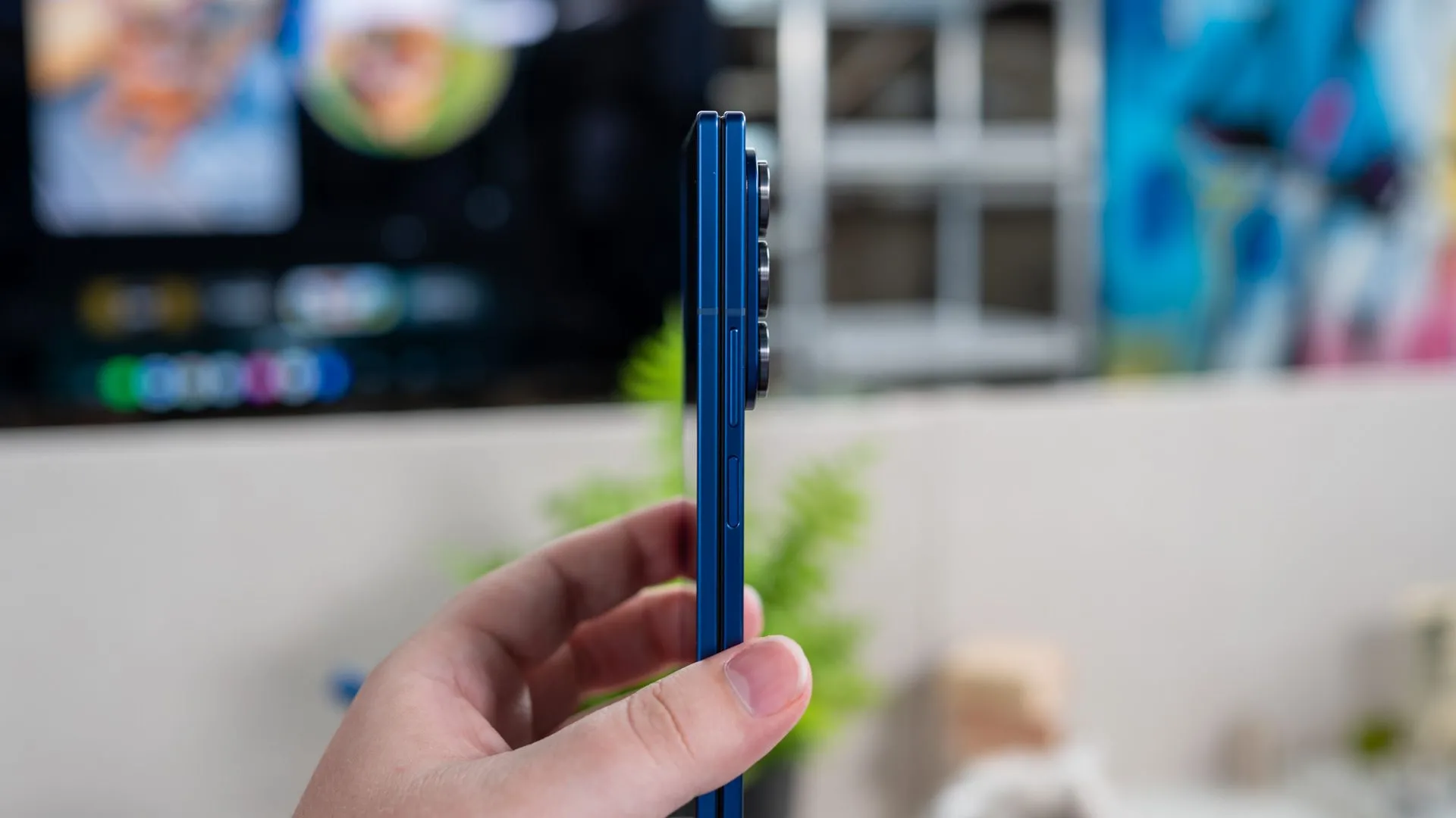 Ảnh cận cảnh Galaxy Z Fold 7 nhìn từ cạnh bên, làm nổi bật thiết kế mỏng và hiện đại