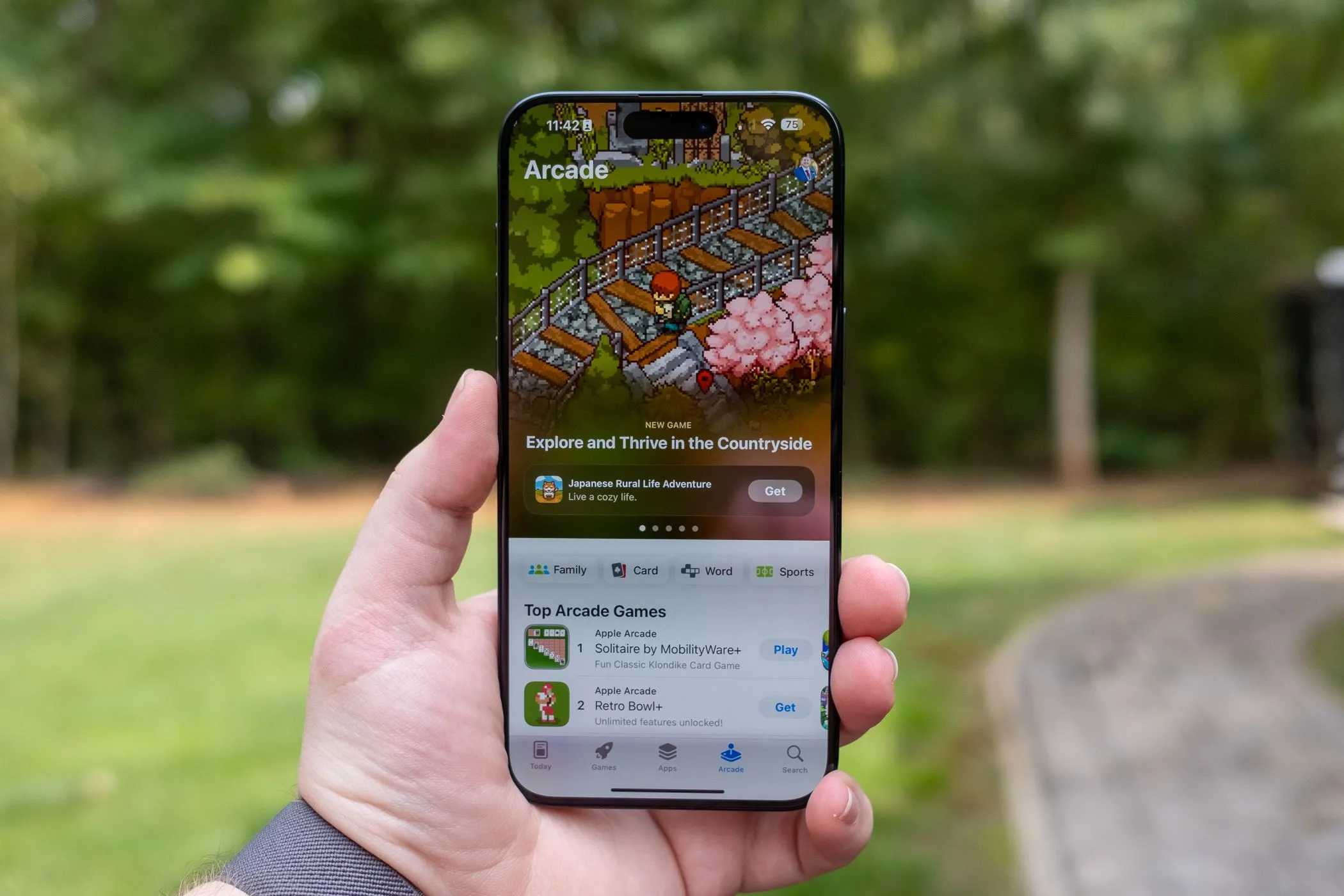 Apple Arcade đang chạy trên chiếc Apple iPhone 15 Pro Max, hiển thị giao diện game.