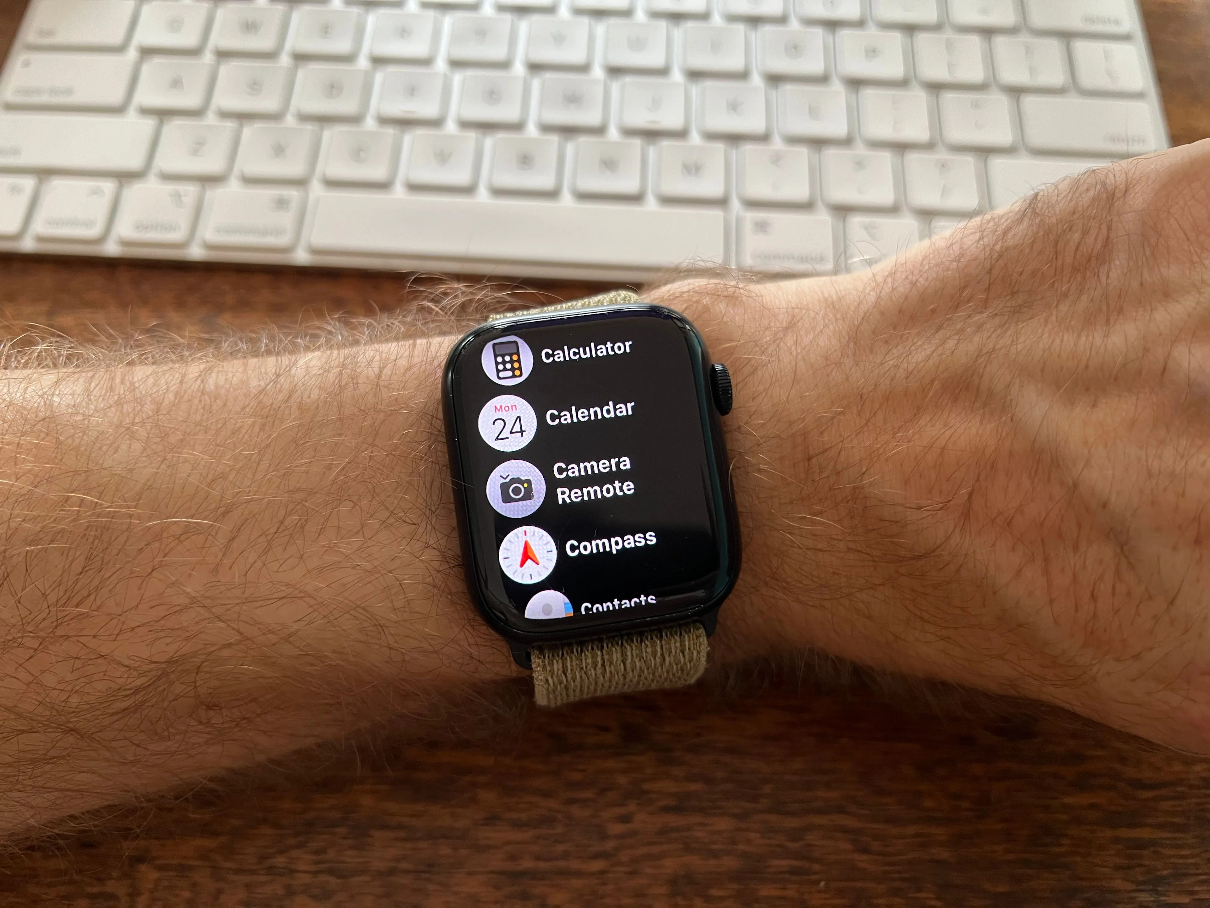 Apple Watch Series 8 hiển thị ứng dụng Camera Control được tô sáng, minh họa tính năng điều khiển camera iPhone từ xa.
