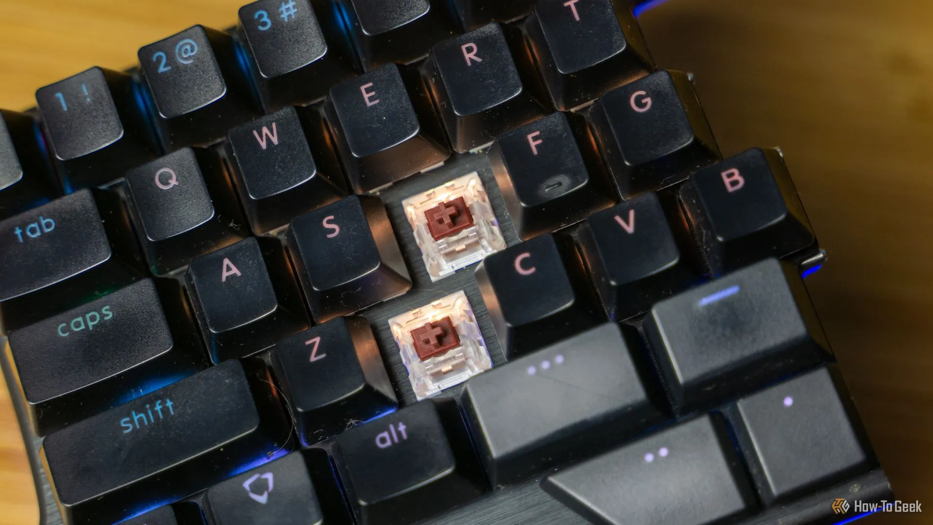 Bàn phím Dygma Raise với một số keycap được tháo rời, minh họa tính năng hot-swappable switch cho phép thay đổi dễ dàng.
