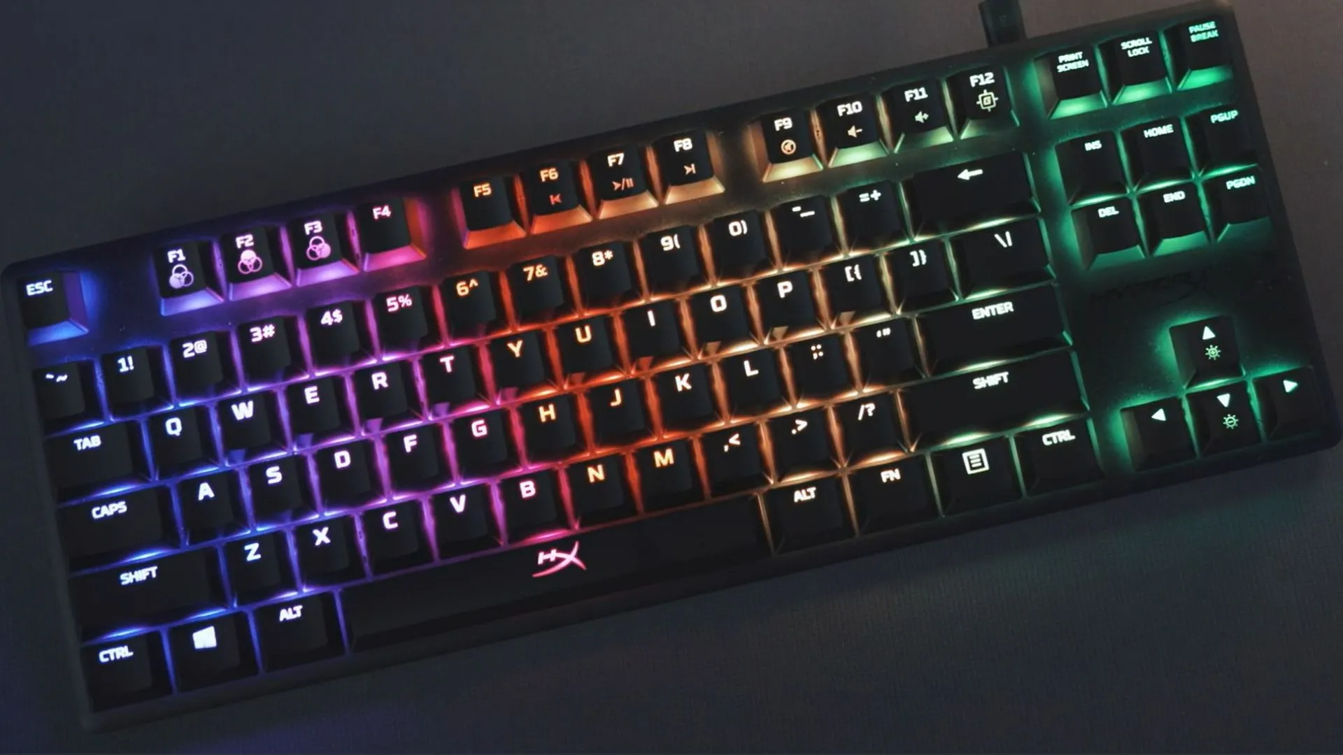 Bàn phím HyperX Alloy Origins Core TKL màu đen đặt trên bàn, minh họa bàn phím cơ TKL nhỏ gọn, phù hợp cho không gian làm việc tối giản.