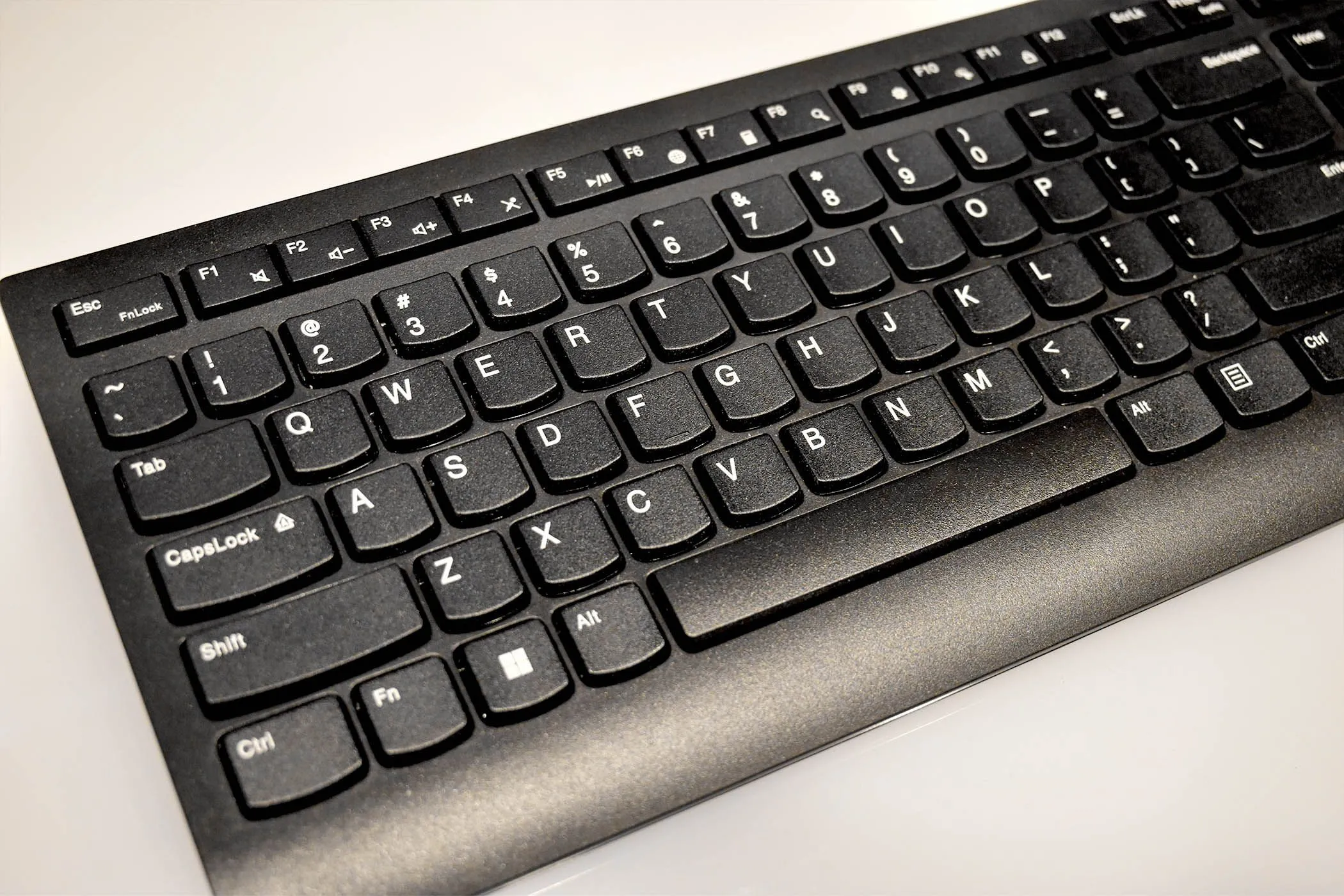 Bàn phím Lenovo 300, minh họa cho việc sử dụng bàn phím Bluetooth để tăng hiệu suất làm việc với điện thoại.