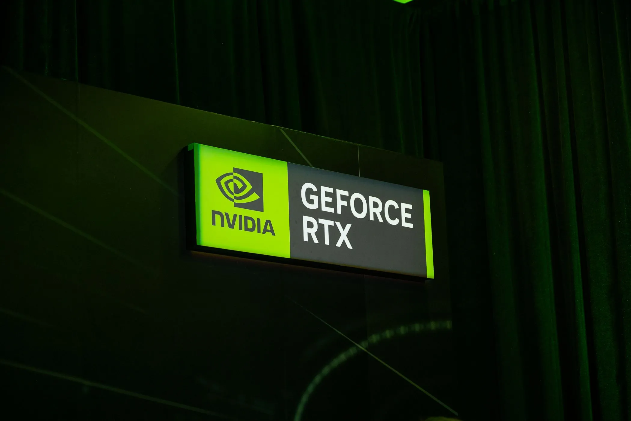 Biển báo NVIDIA GeForce RTX tại CES 2024, cho thấy vị thế của hãng trong ngành GPU