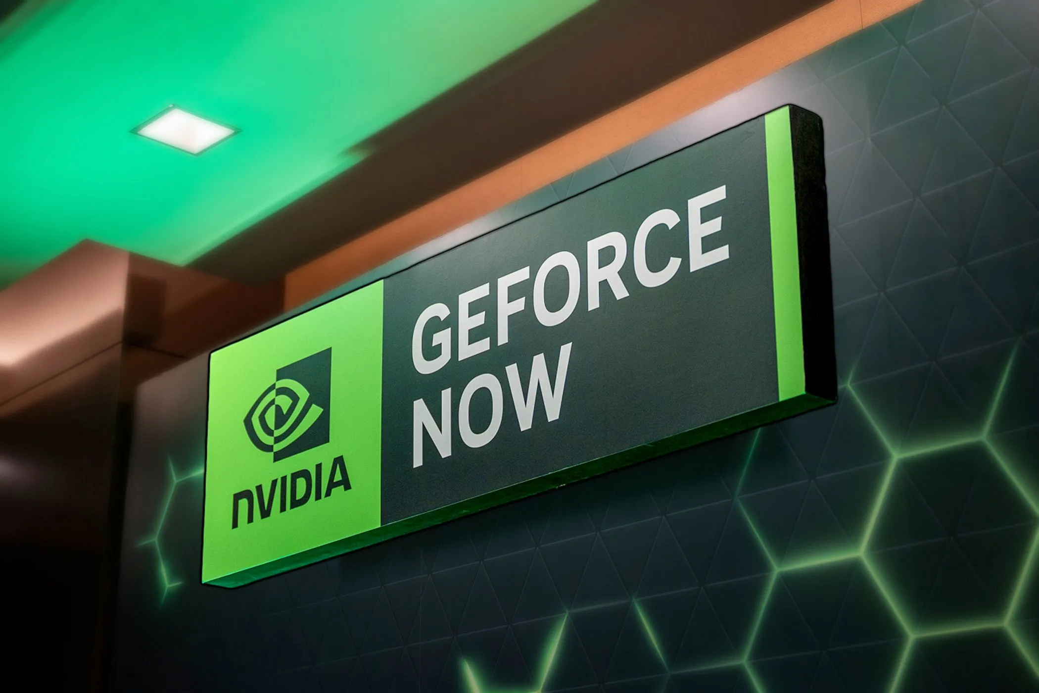 Biển hiệu NVIDIA GeForce NOW nổi bật tại sự kiện CES 2024, minh chứng cho tầm vóc và sự phát triển của dịch vụ chơi game đám mây này.