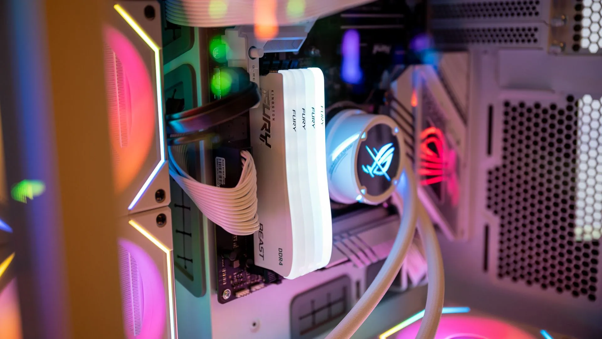 Bộ nhớ RAM Kingston FURY Beast DDR4 RGB nổi bật trong một hệ thống PC gaming, thể hiện khả năng trưng bày linh kiện khi treo tường.
