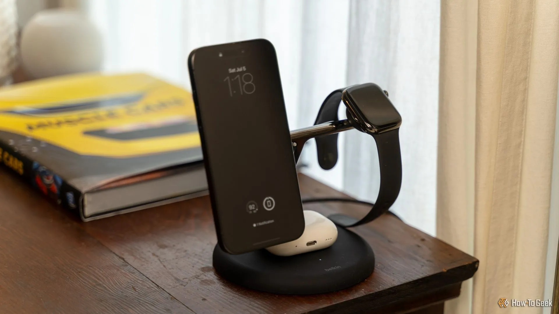 Bộ sạc Belkin BoostCharge Pro 3-in-1 MagSafe với iPhone, Apple Watch và AirPods đang sạc đồng thời trên bàn đầu giường gọn gàng