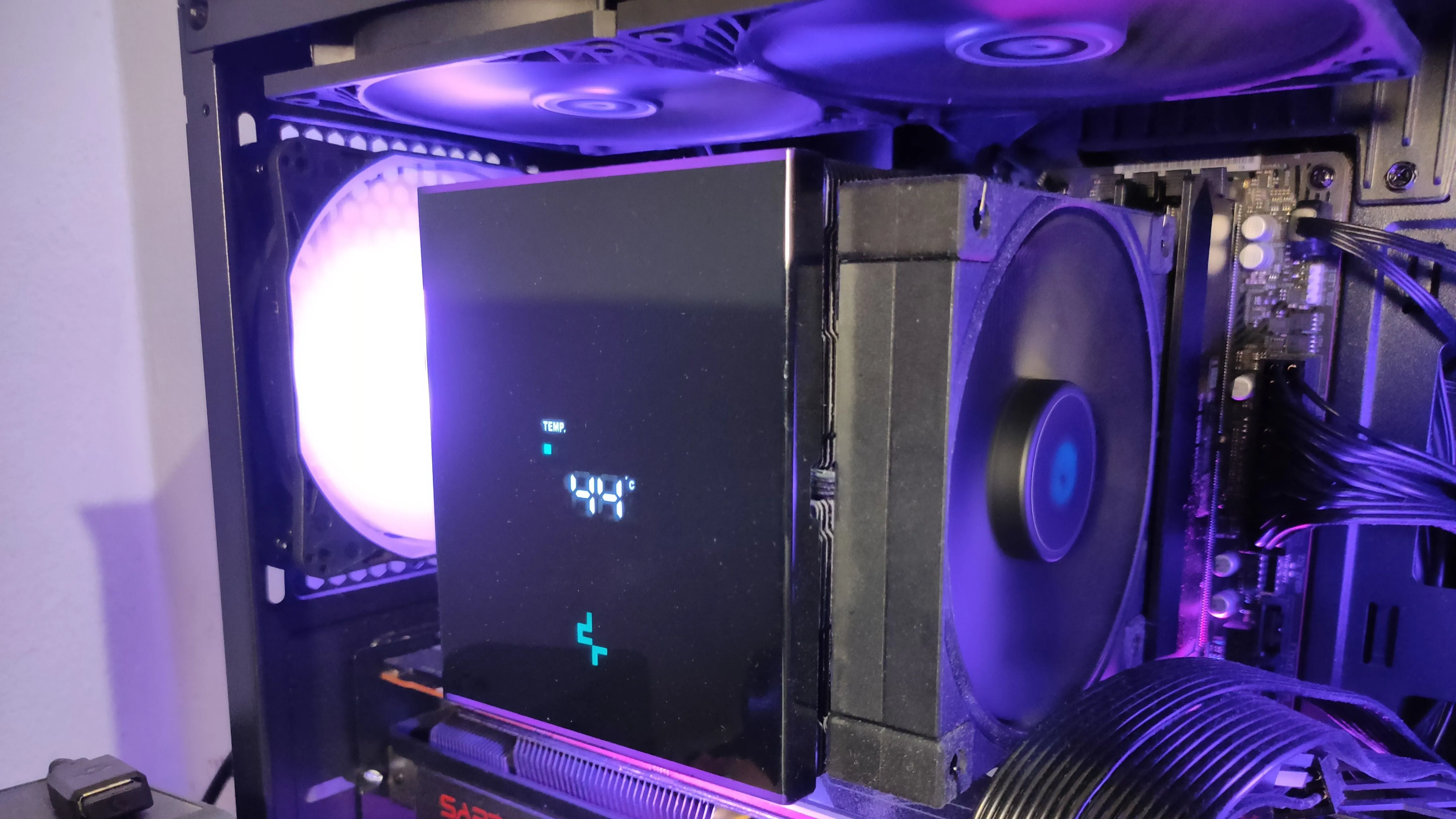 Bộ tản nhiệt khí CPU Deepcool AK620 Digital lớn trong một PC gaming với RAM không có RGB.
