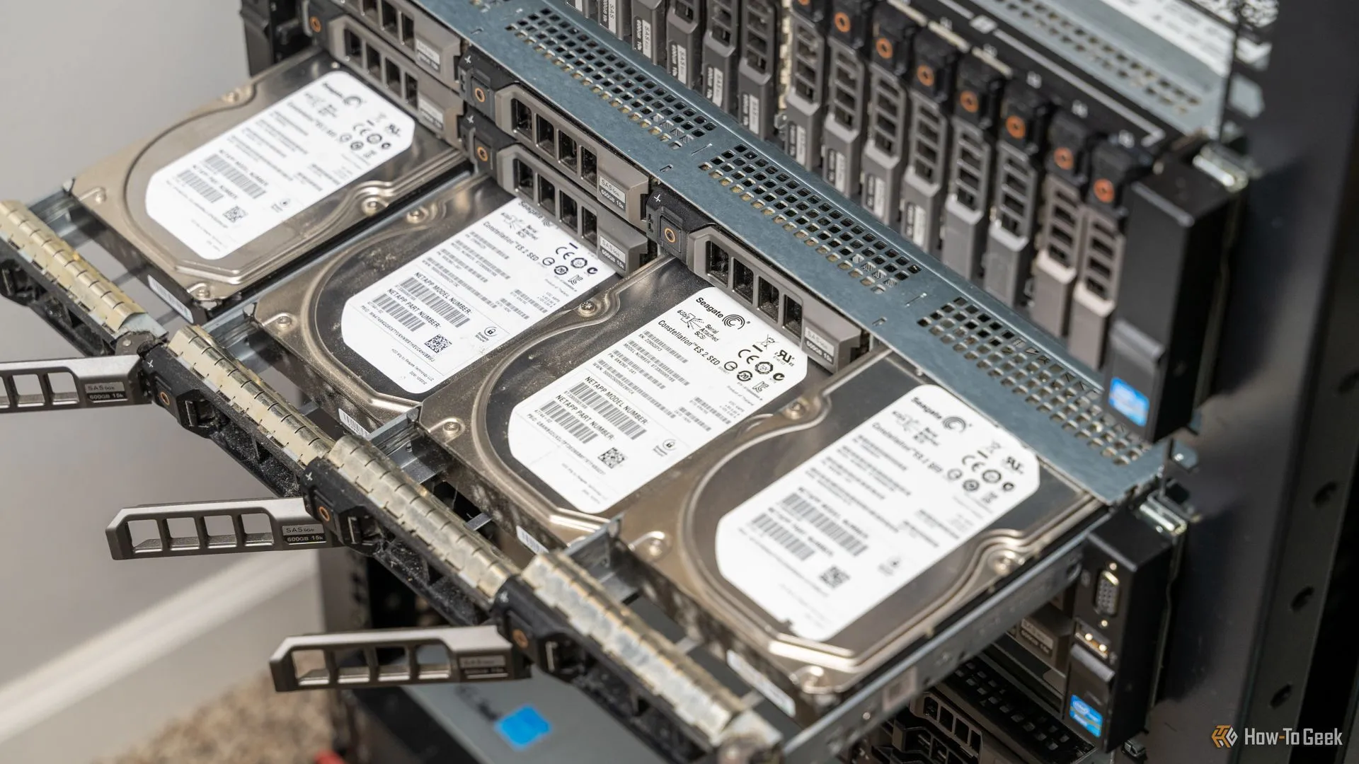 Bốn ổ đĩa cứng đang nhô ra từ một máy chủ rack-mount, biểu thị dung lượng lưu trữ lớn.
