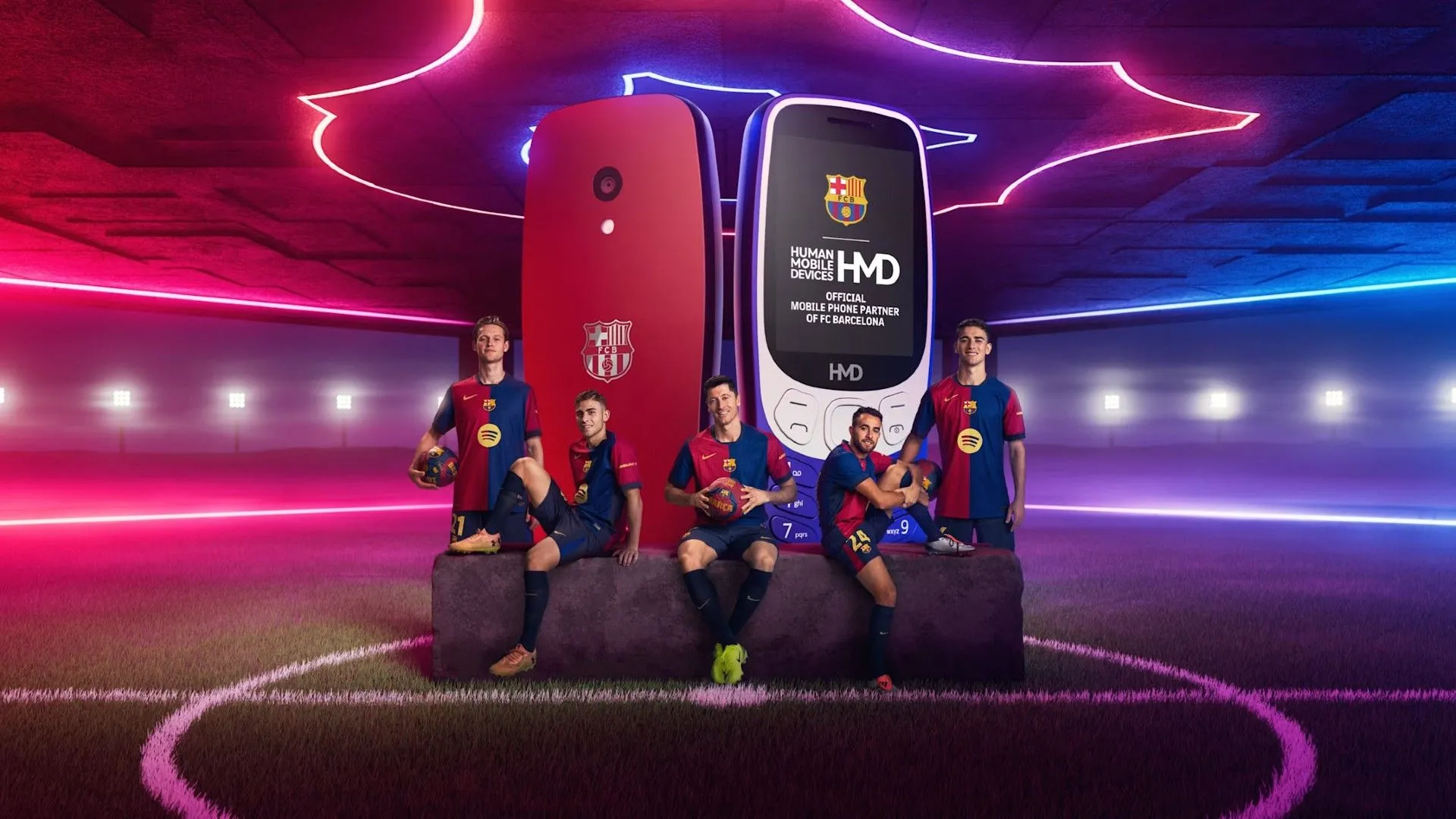 Các cầu thủ Barcelona tạo dáng trước hai điện thoại HMD có logo của đội bóng