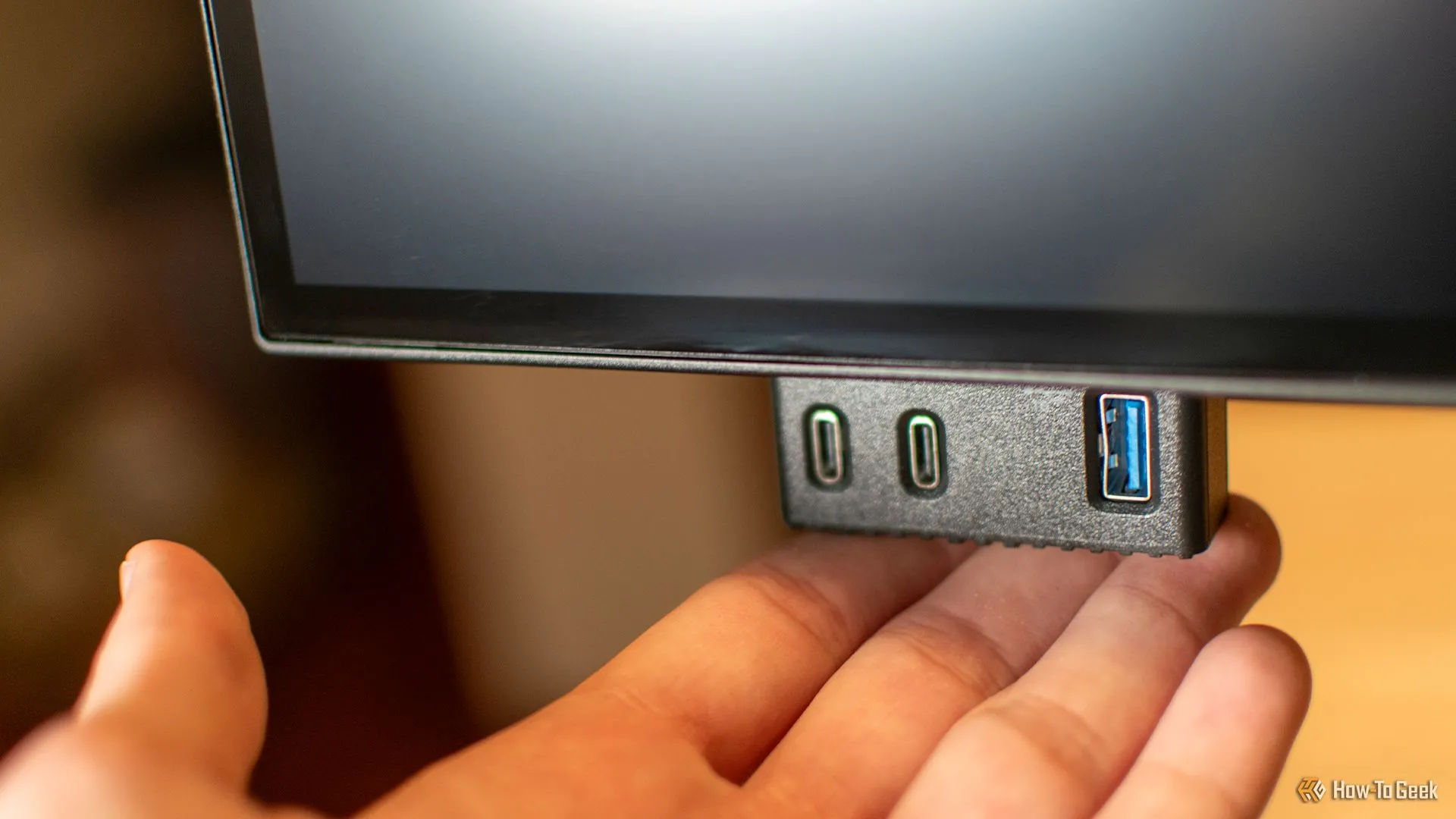 Các cổng USB bật ra tiện lợi dưới cằm màn hình Dell UltraSharp 27 Thunderbolt Hub Monitor U2725QE