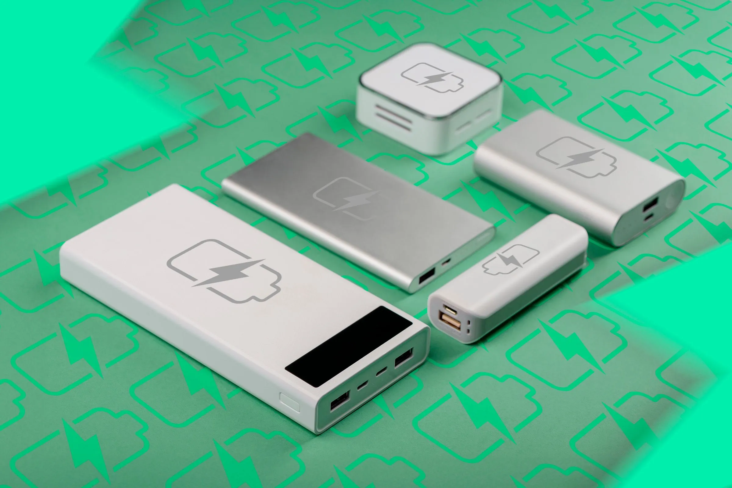 Các cục sạc dự phòng (power bank) trên nền xanh, minh họa giải pháp tiện lợi cho vấn đề dung lượng pin điện thoại.