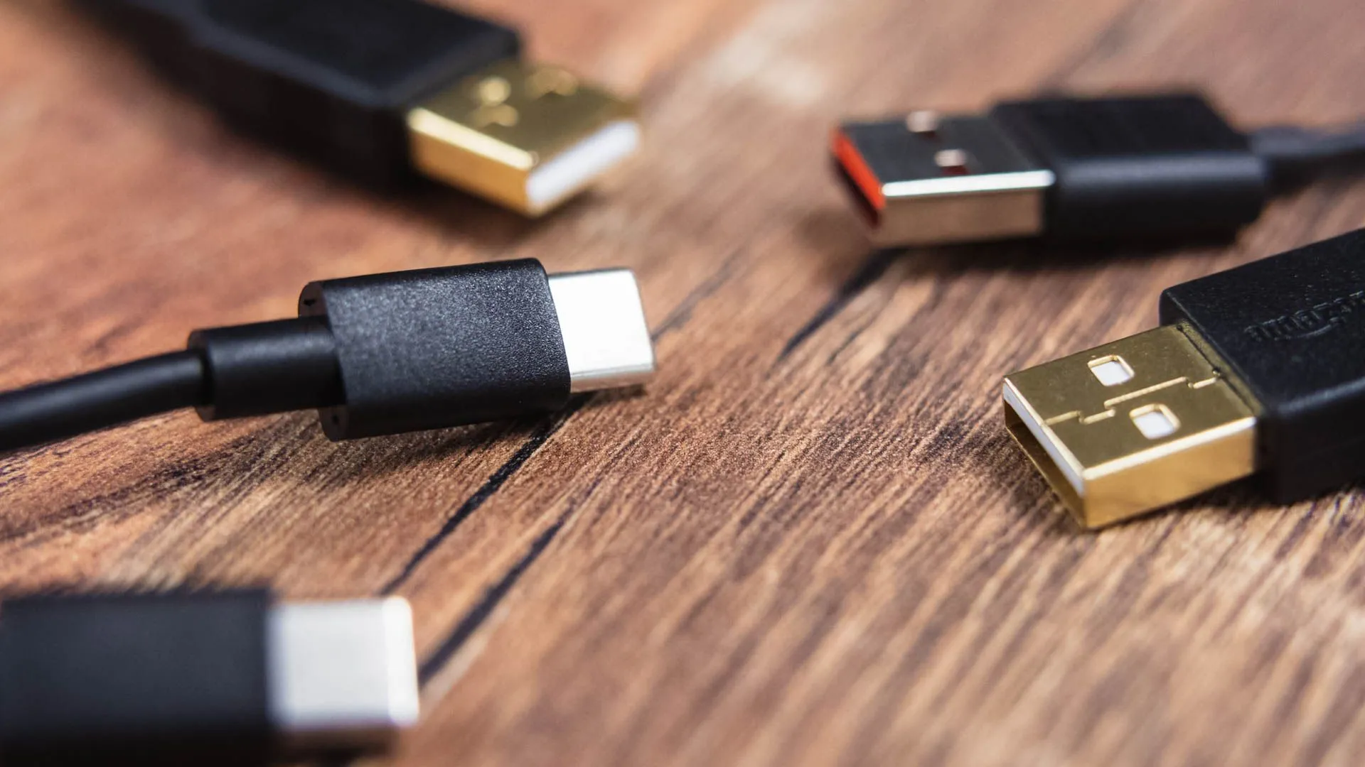 Các đầu nối cáp sạc USB-A và USB-C được đặt gần nhau, cho thấy sự khó khăn khi phân biệt các loại cáp chỉ bằng cách nhìn vào đầu nối.