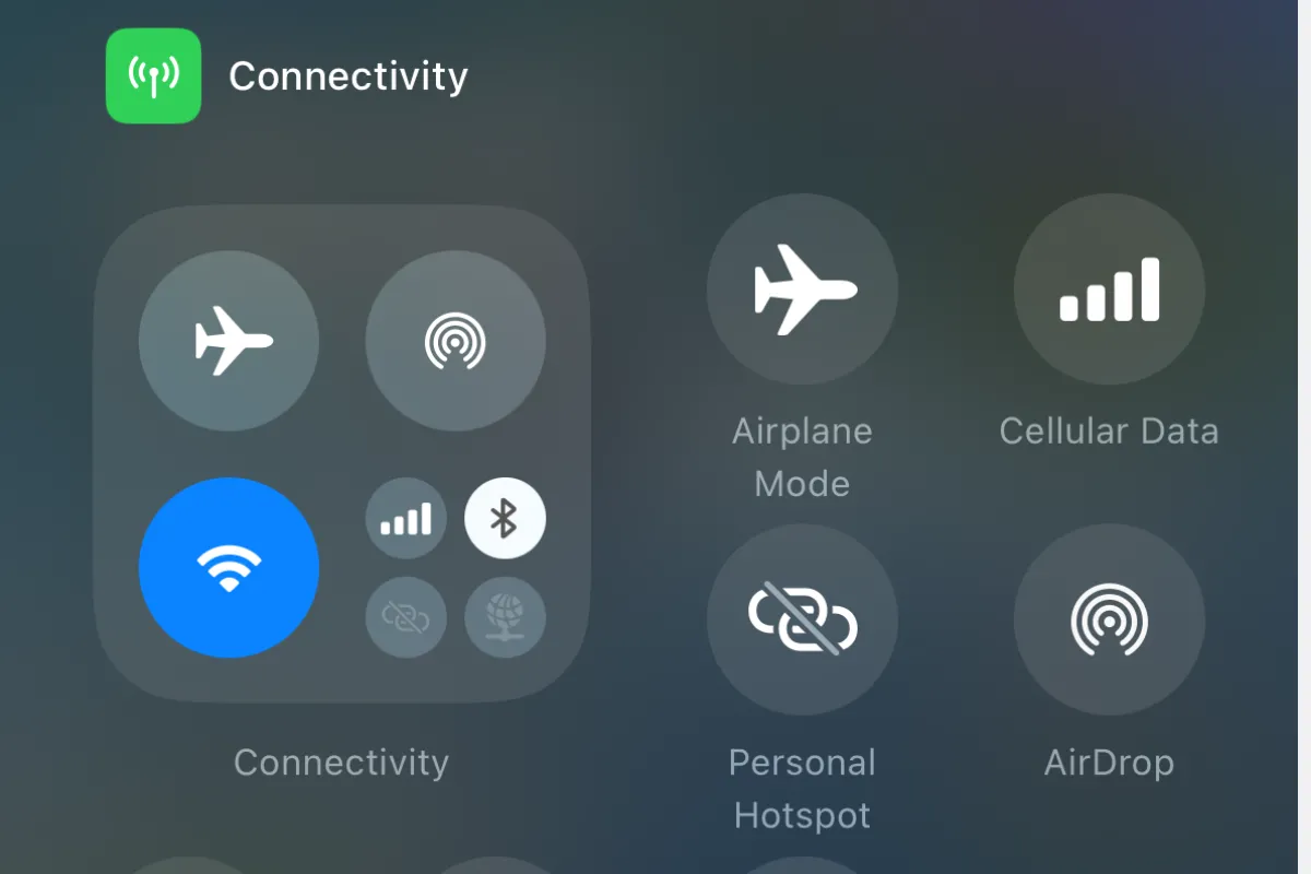 Các tùy chọn điều khiển kết nối trong chế độ chỉnh sửa Control Center trên iPhone