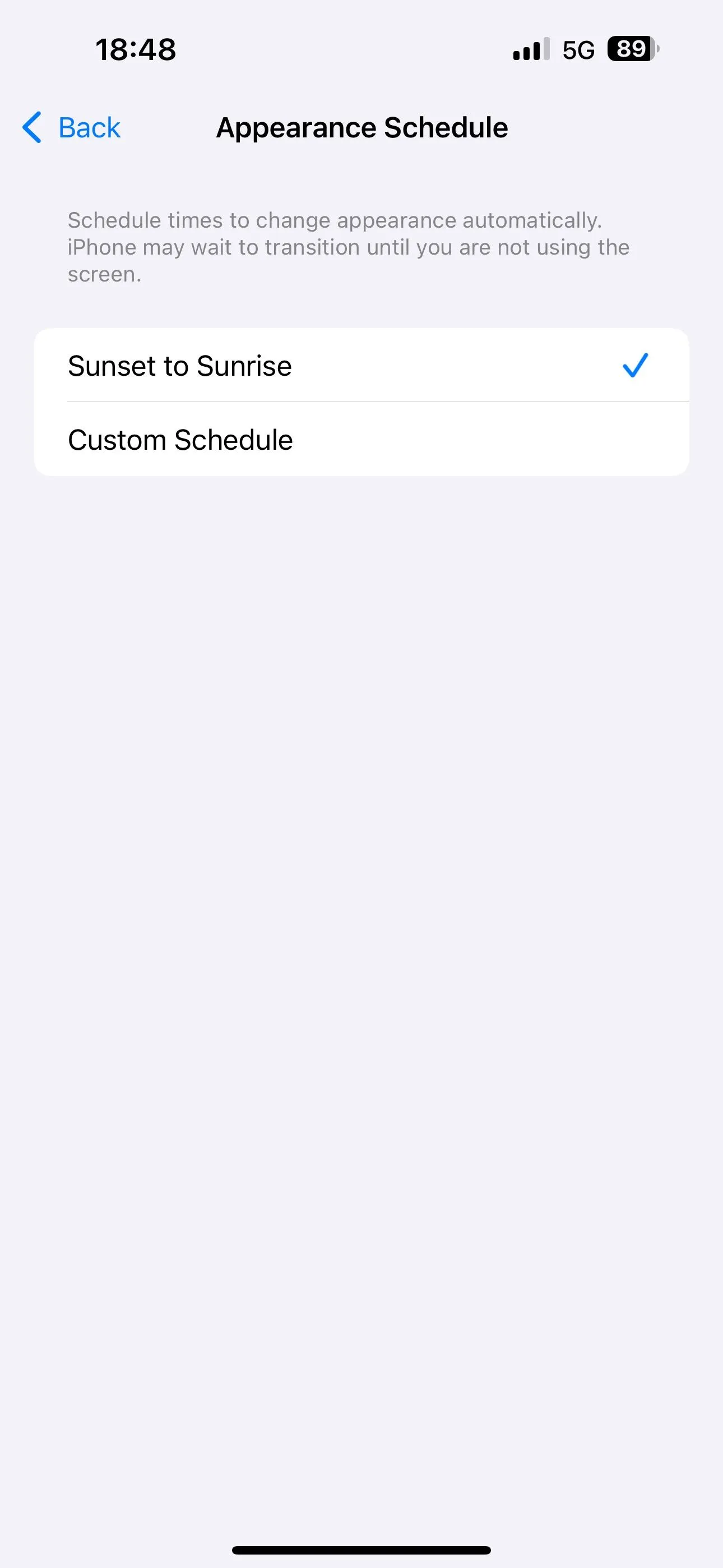 Cài đặt tùy chọn Tự động cho giao diện màn hình iPhone sang &quot;Hoàng hôn đến Bình minh&quot; để Chế độ Tối tự động bật.
