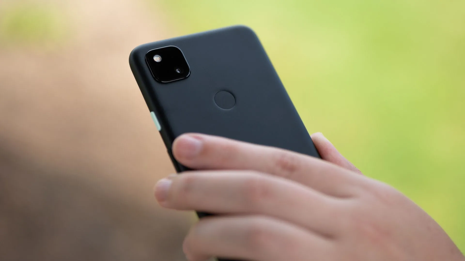 Cảm biến vân tay vật lý phía sau điện thoại Google Pixel 4a, được đánh giá là tiện lợi và trực quan hơn.