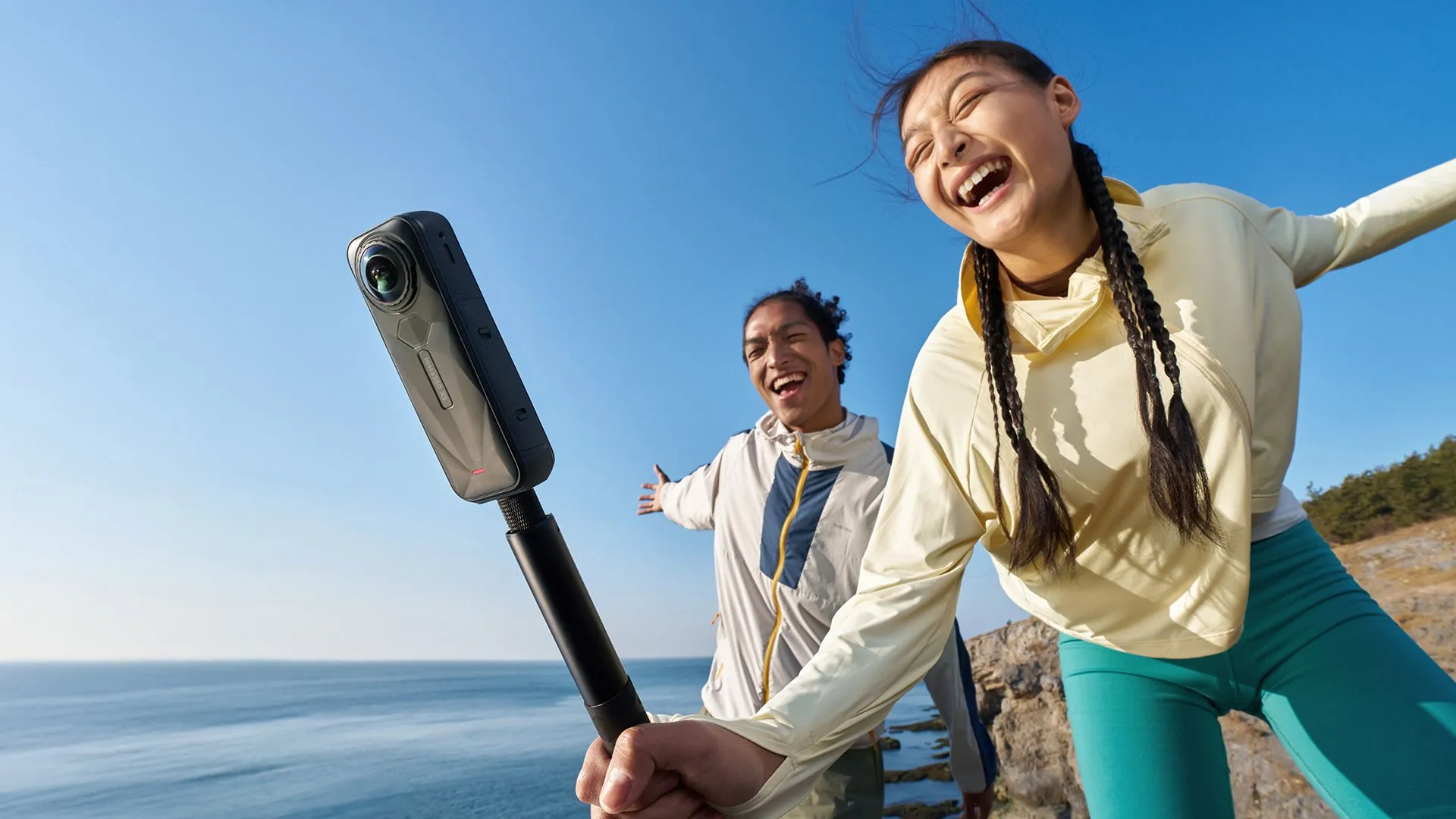 Camera hành trình Insta360 X5 màu đen nằm trên nền đá