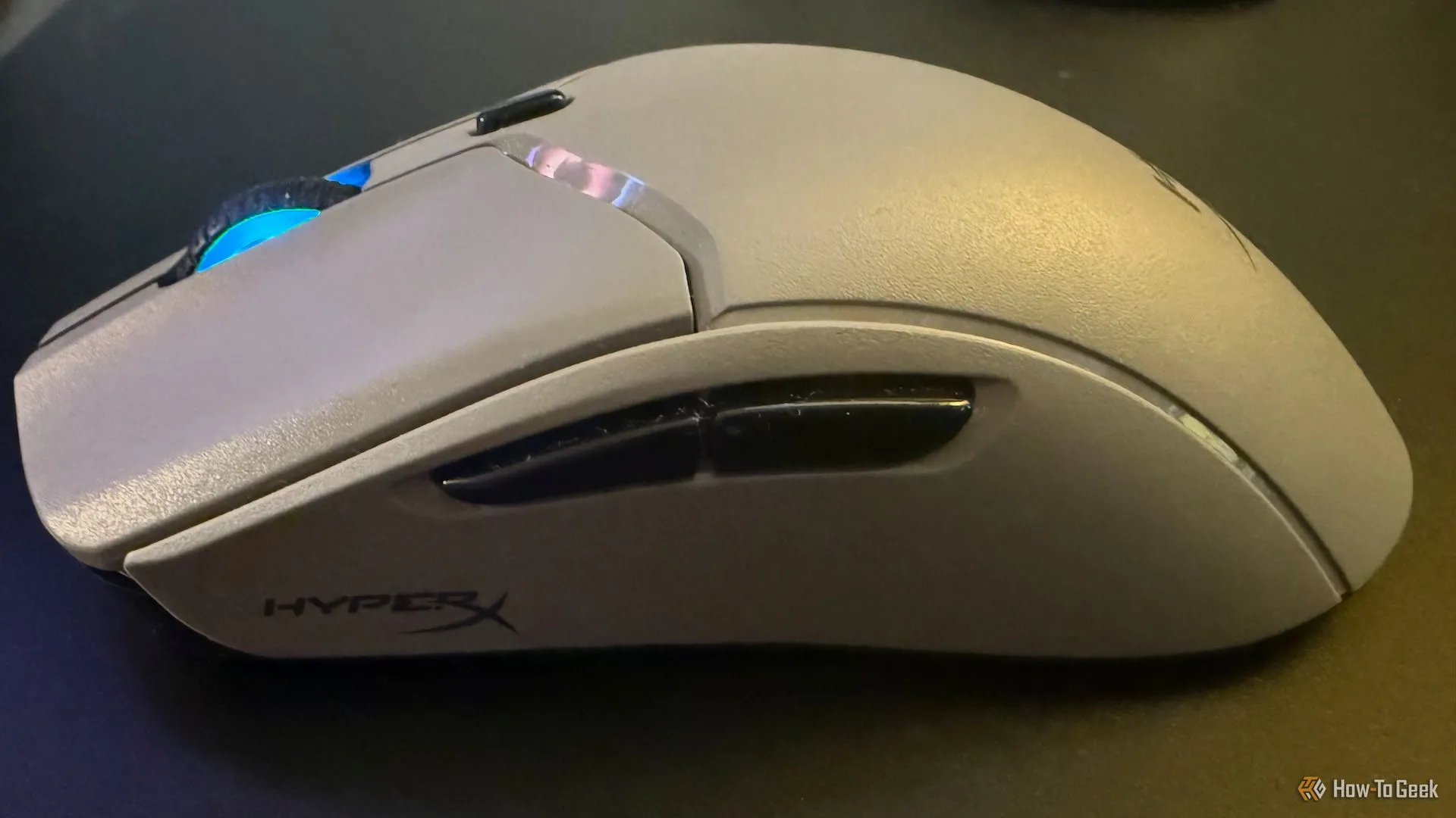 Cận cảnh các nút bấm bên hông và bánh xe cuộn của HyperX Pulsefire Haste 2 Pro, yếu tố được nhiều người dùng quan tâm.