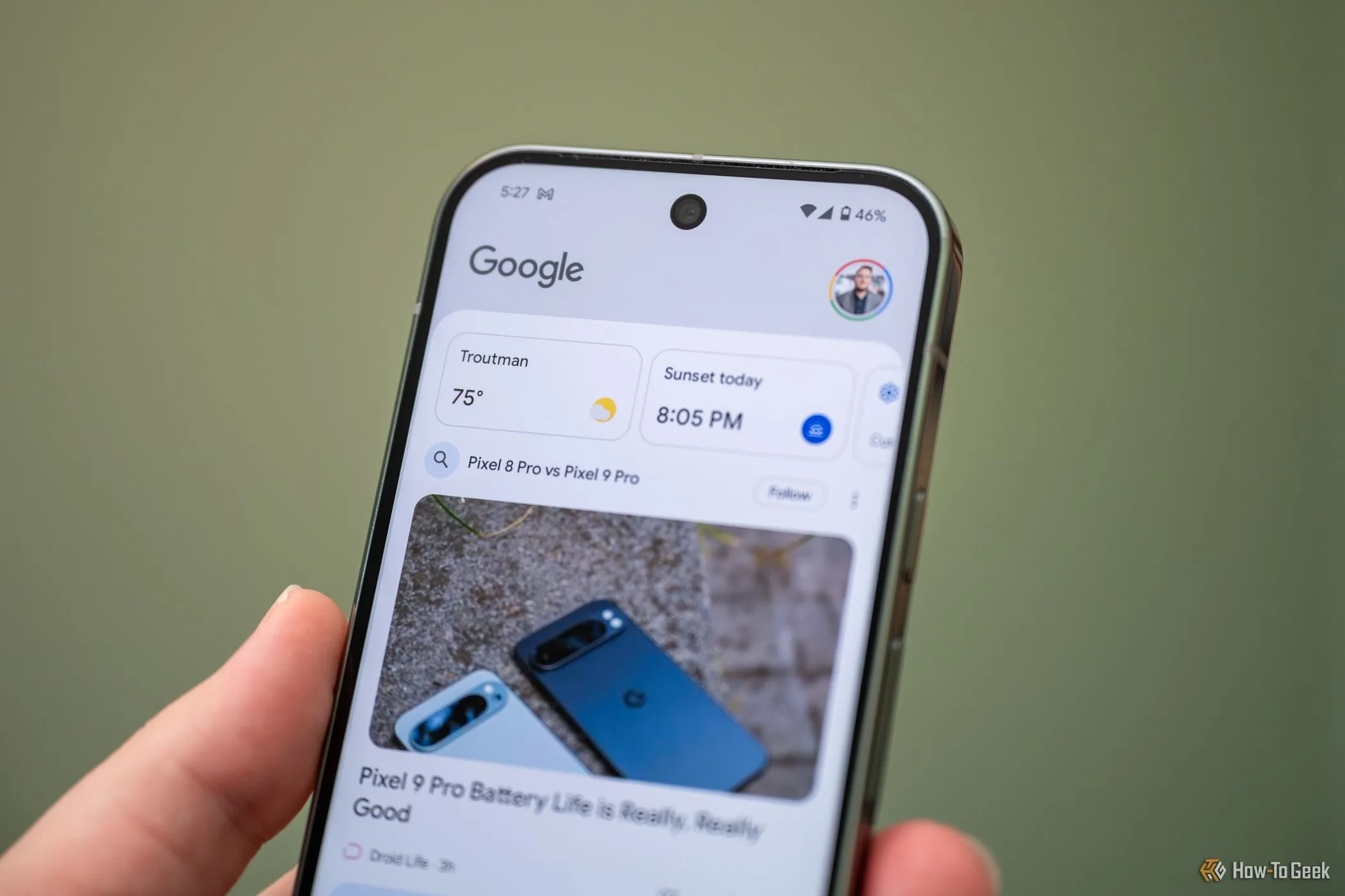 Cận cảnh camera trước và viền màn hình của Google Pixel 9 Pro, minh họa thiết kế camera selfie hiện đại trên smartphone.
