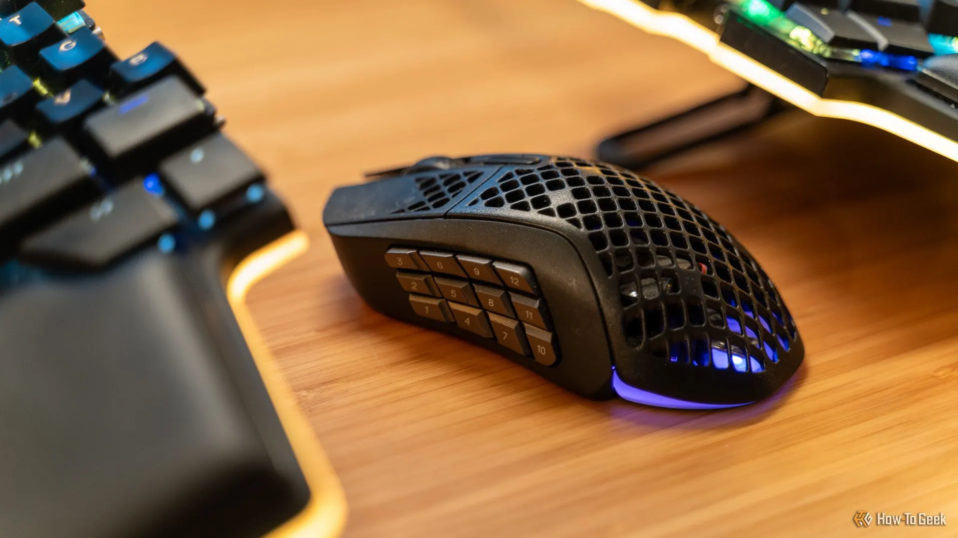 Cận cảnh mặt bên của chuột gaming MMO SteelSeries Aerox 9 Wireless, hiển thị các nút macro có thể lập trình, hỗ trợ thao tác nhanh trong các tựa game như FPS hay MMO.