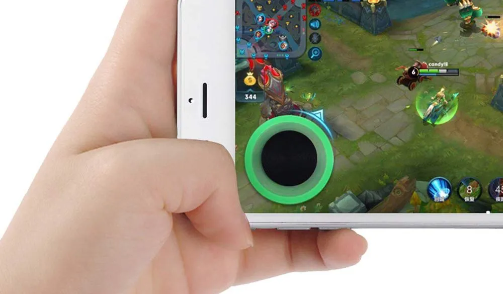 Cần điều khiển cảm ứng Vakili dán trực tiếp lên màn hình điện thoại để chơi game.