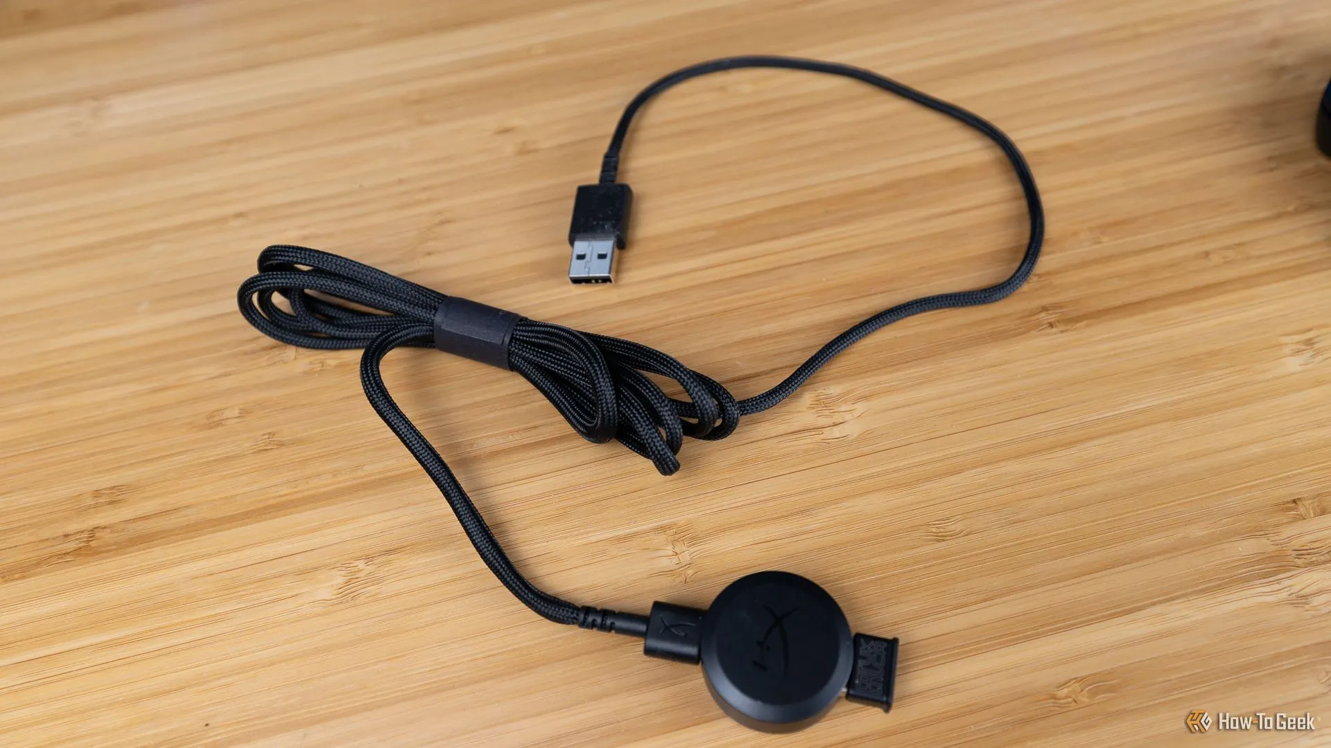 Cáp sạc USB-C và đầu thu không dây USB-A của chuột HyperX Pulsefire Saga Pro