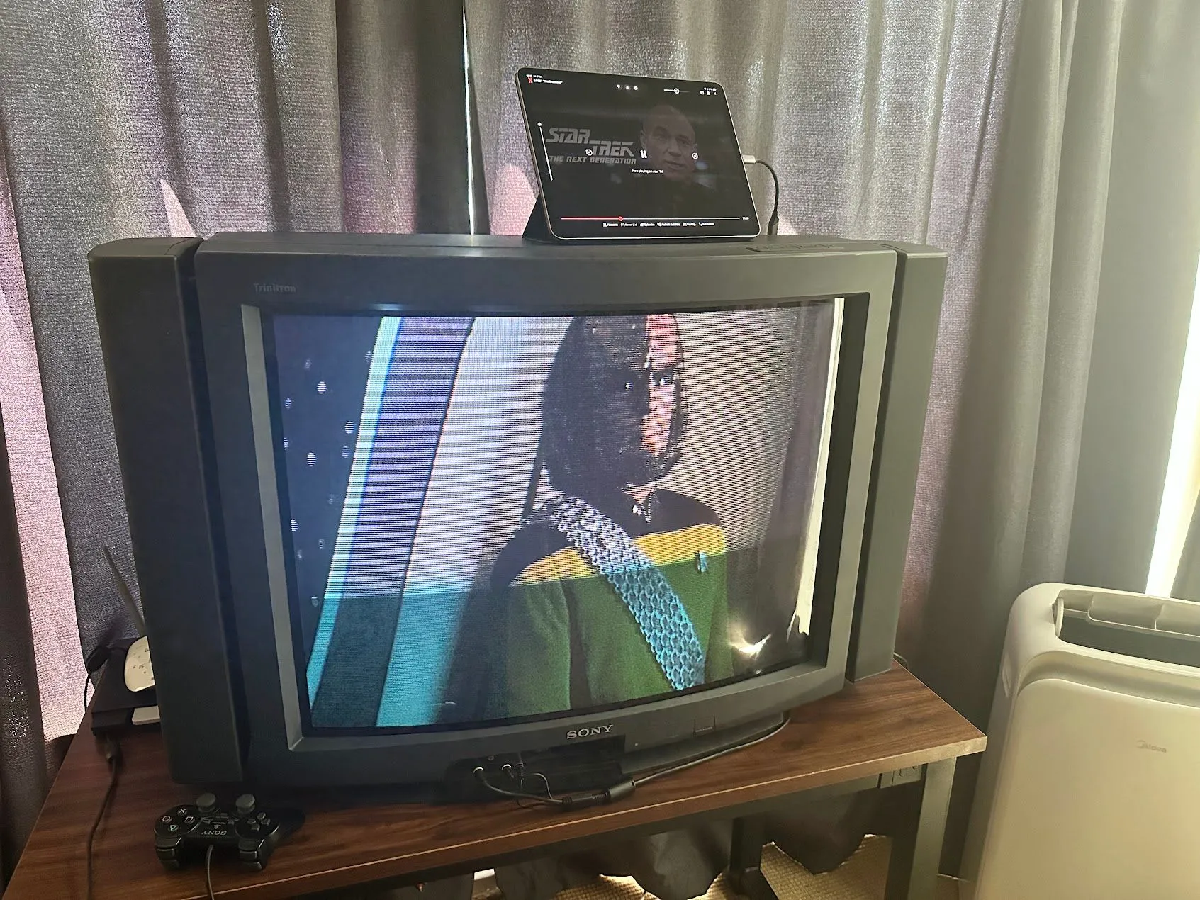 Chân dung màn hình CRT đang hiển thị phim Star Trek, với iPad đóng vai trò nguồn phát