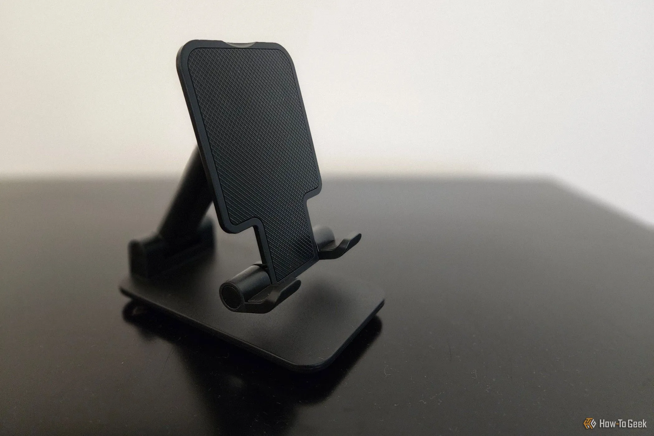 Chiếc đế giữ điện thoại gập gọn tiện lợi, giúp cố định smartphone khi xem phim hoặc làm việc.