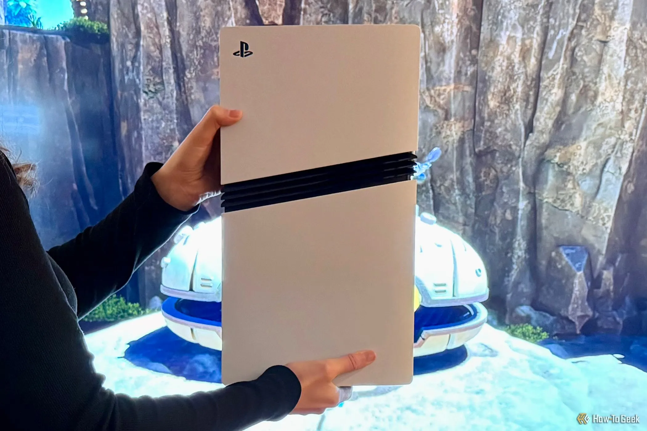 Chiếc máy chơi game Sony PlayStation 5 Pro đặt trước màn hình TV đang hiển thị hình ảnh trò chơi