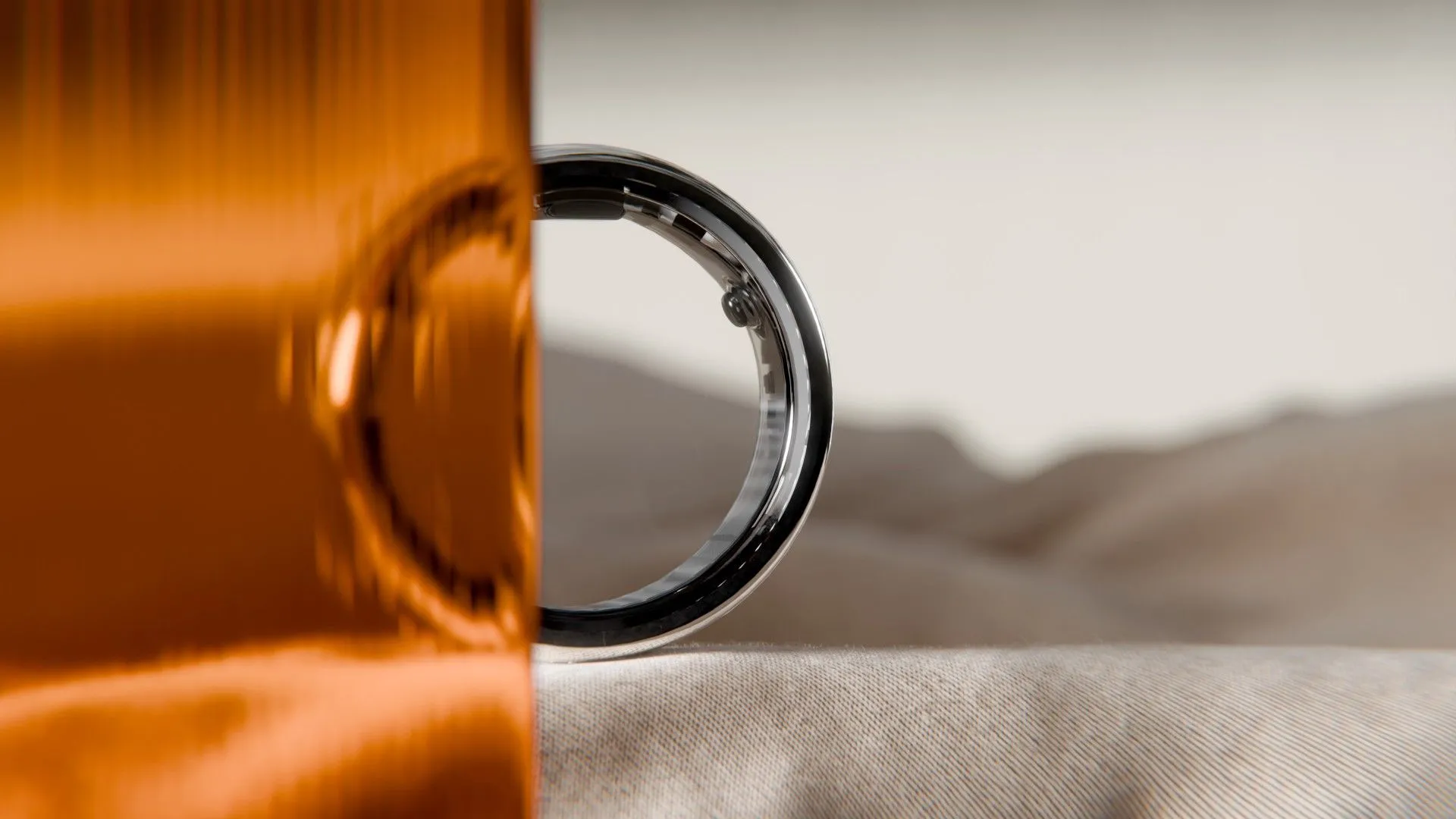Chiếc nhẫn thông minh Circular Ring 2 màu đen trên ngón tay