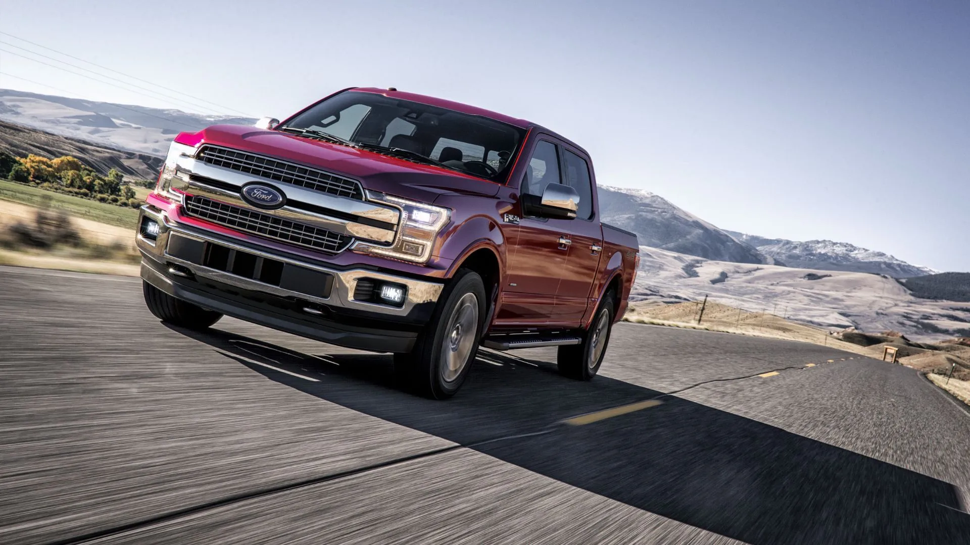 Chiếc xe bán tải Ford F-150 màu xám đang chạy trên đường đất