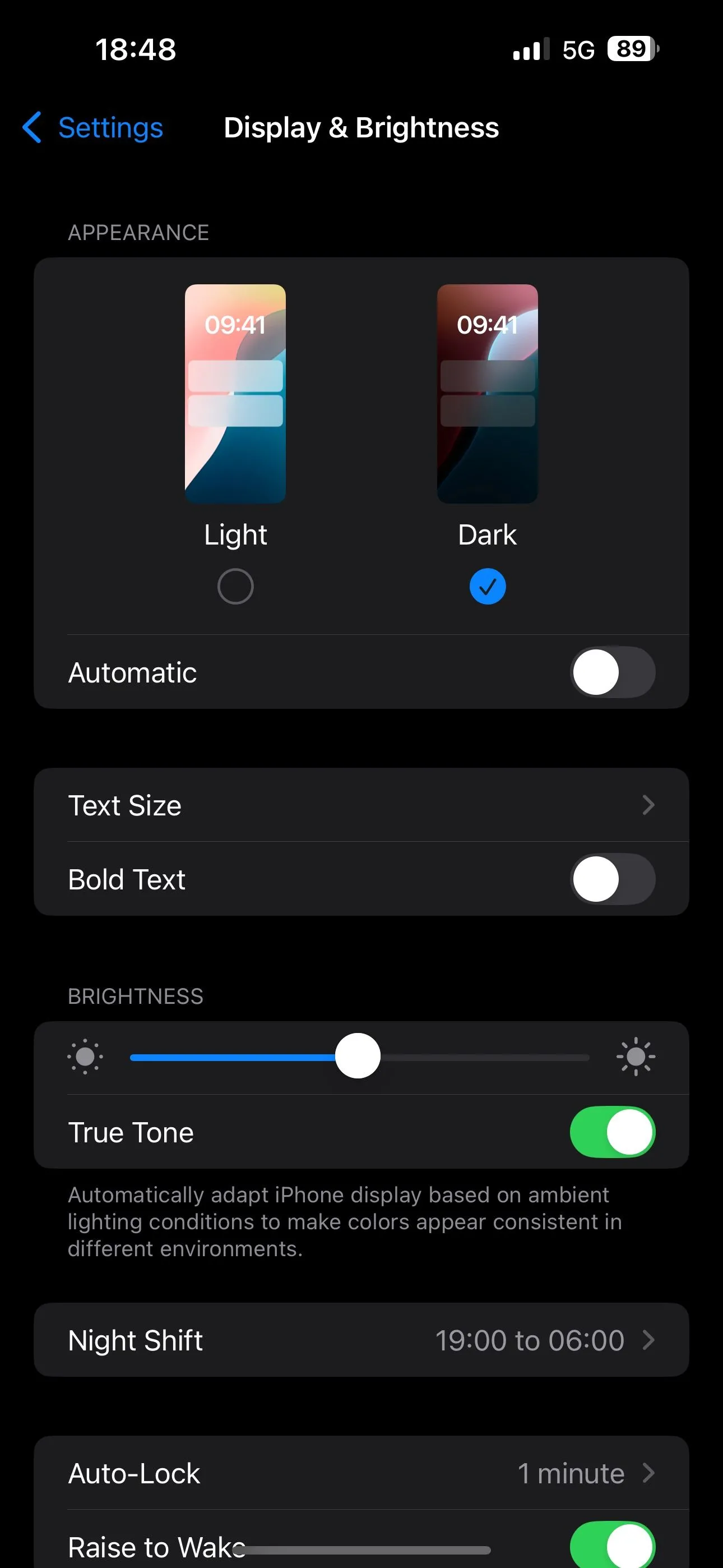 Chọn tùy chọn Giao diện Tối trong cài đặt Màn hình &amp; Độ sáng trên ứng dụng Cài đặt iPhone.