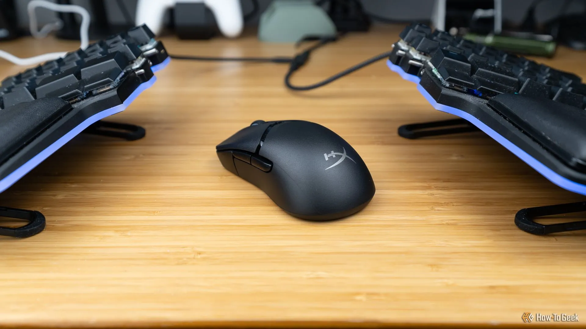 Chuột gaming HyperX Pulsefire Saga Pro trong không gian setup bàn chơi game