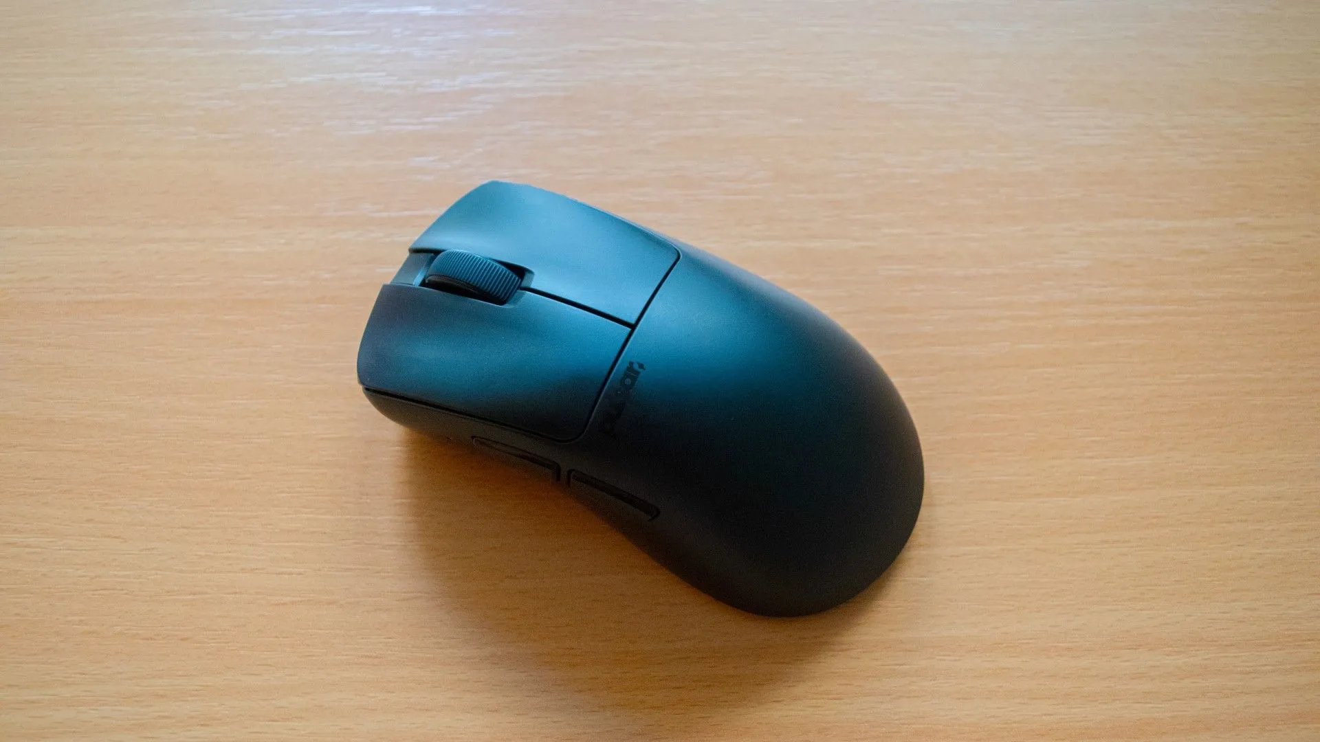 Chuột gaming siêu nhẹ Pulsar Xlite V3 trên bàn làm việc.