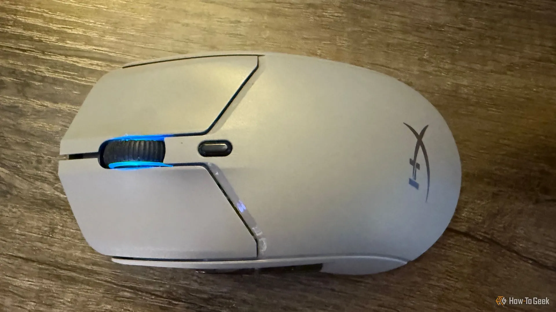 Chuột HyperX Pulsefire Haste 2 Pro nhìn từ trên xuống, thể hiện tổng thể thiết kế và các nút bấm.