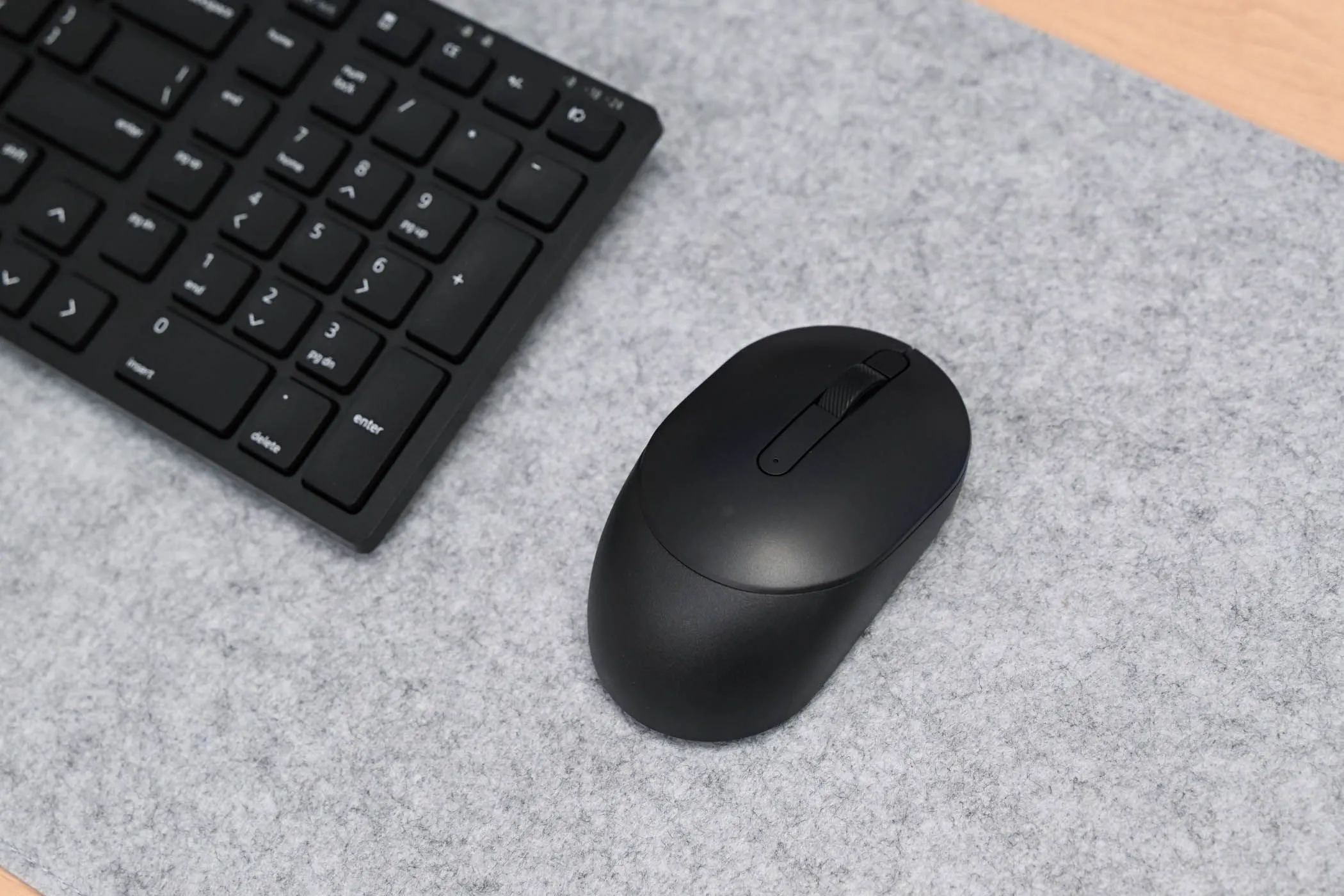 Chuột máy tính Dell Silent kết hợp với bàn phím, tạo thành bộ đôi phụ kiện không dây tiện lợi cho smartphone.