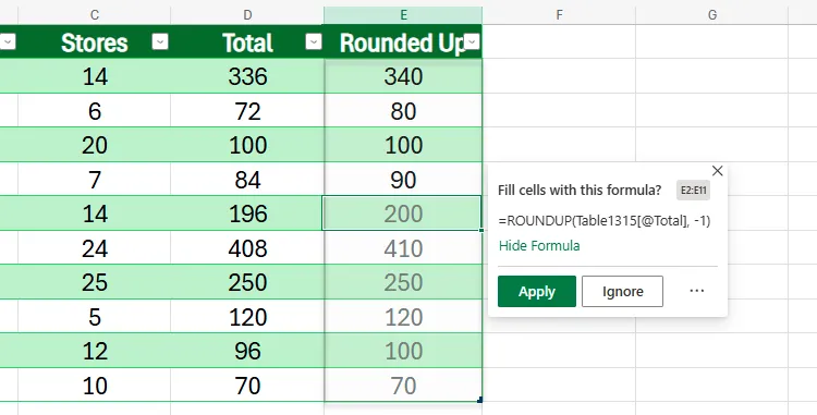 Công cụ Formula by Example trong Excel for the Web đang được sử dụng để làm tròn các giá trị lên hàng chục gần nhất.