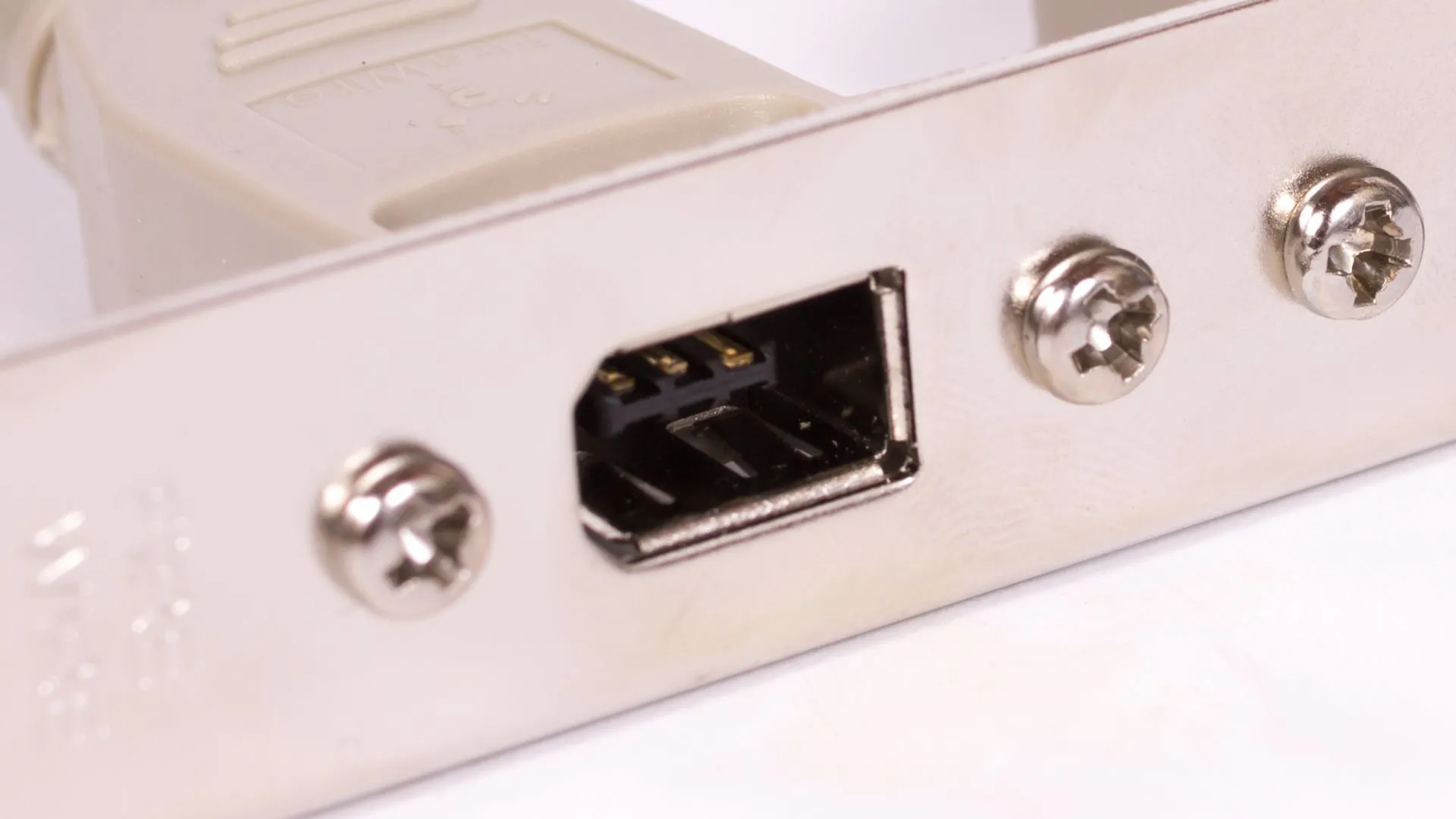 Cổng kết nối FireWire trên một thiết bị điện tử cũ, với các chân cắm kim loại rõ ràng