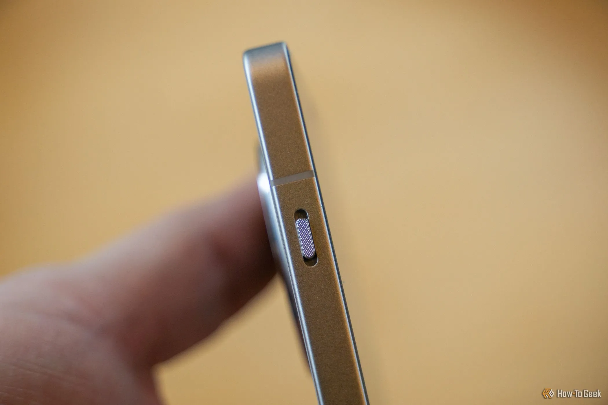 Công tắc gạt ba vị trí ở cạnh bên của OnePlus 13R, cho phép chuyển đổi giữa chế độ chuông, rung và im lặng.