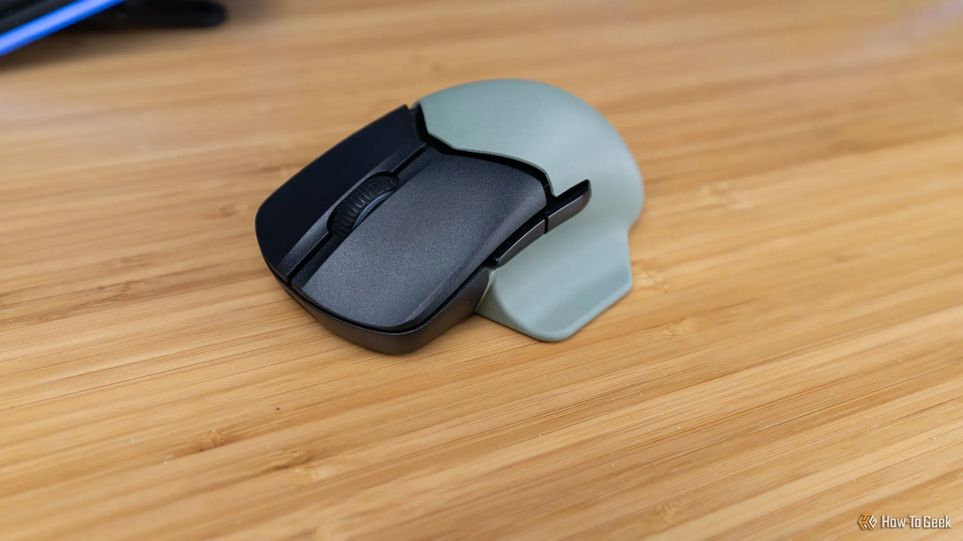 Cổng USB-C và bánh xe cuộn RGB của chuột HyperX Pulsefire Saga Pro