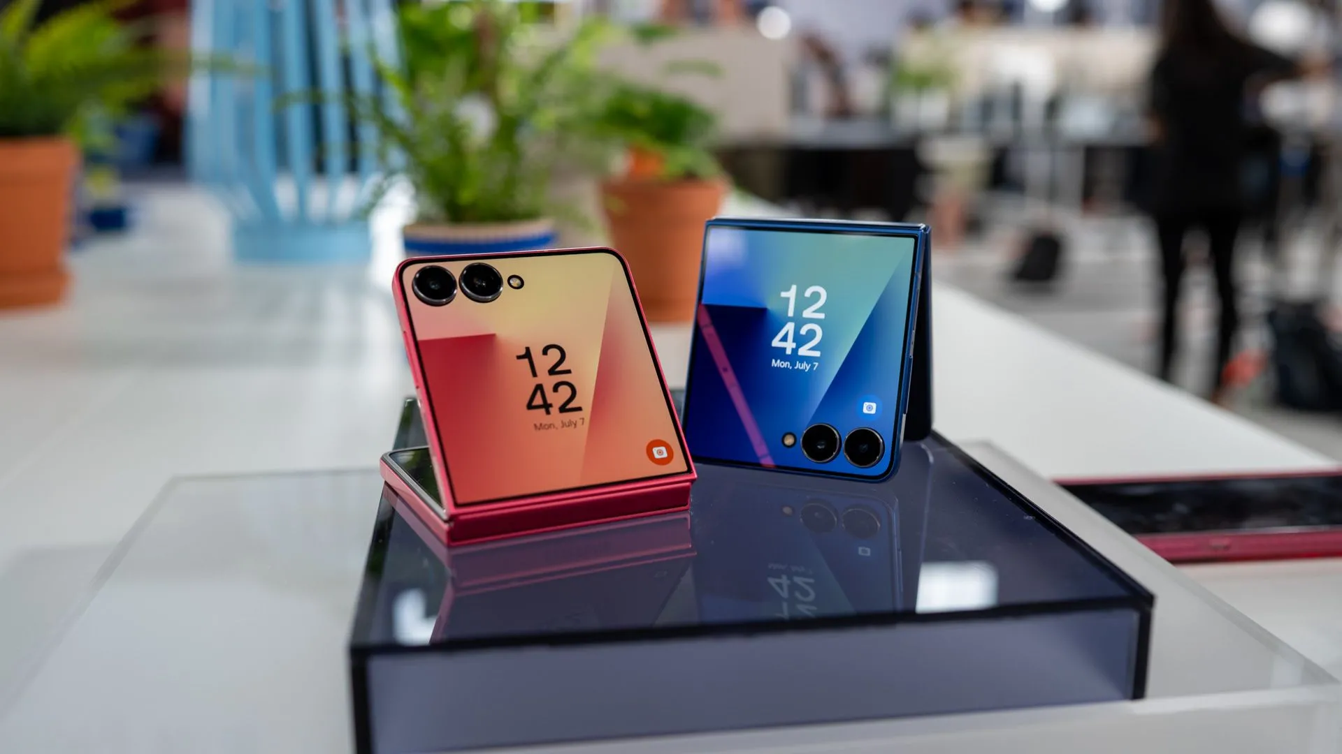 Dàn điện thoại Galaxy Z Flip 7 với nhiều màu sắc khác nhau trên bàn