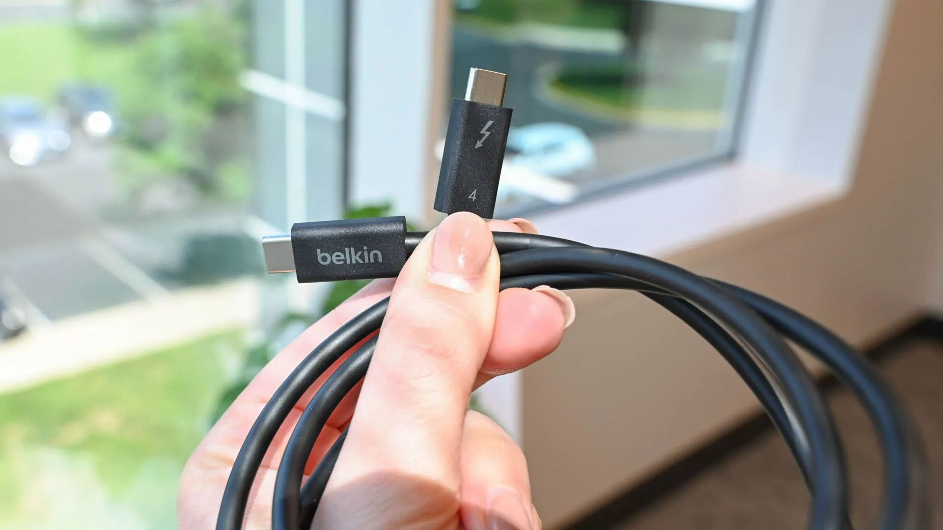 Dây cáp truyền dữ liệu tốc độ cao, minh họa khả năng kết nối của Thunderbolt 5