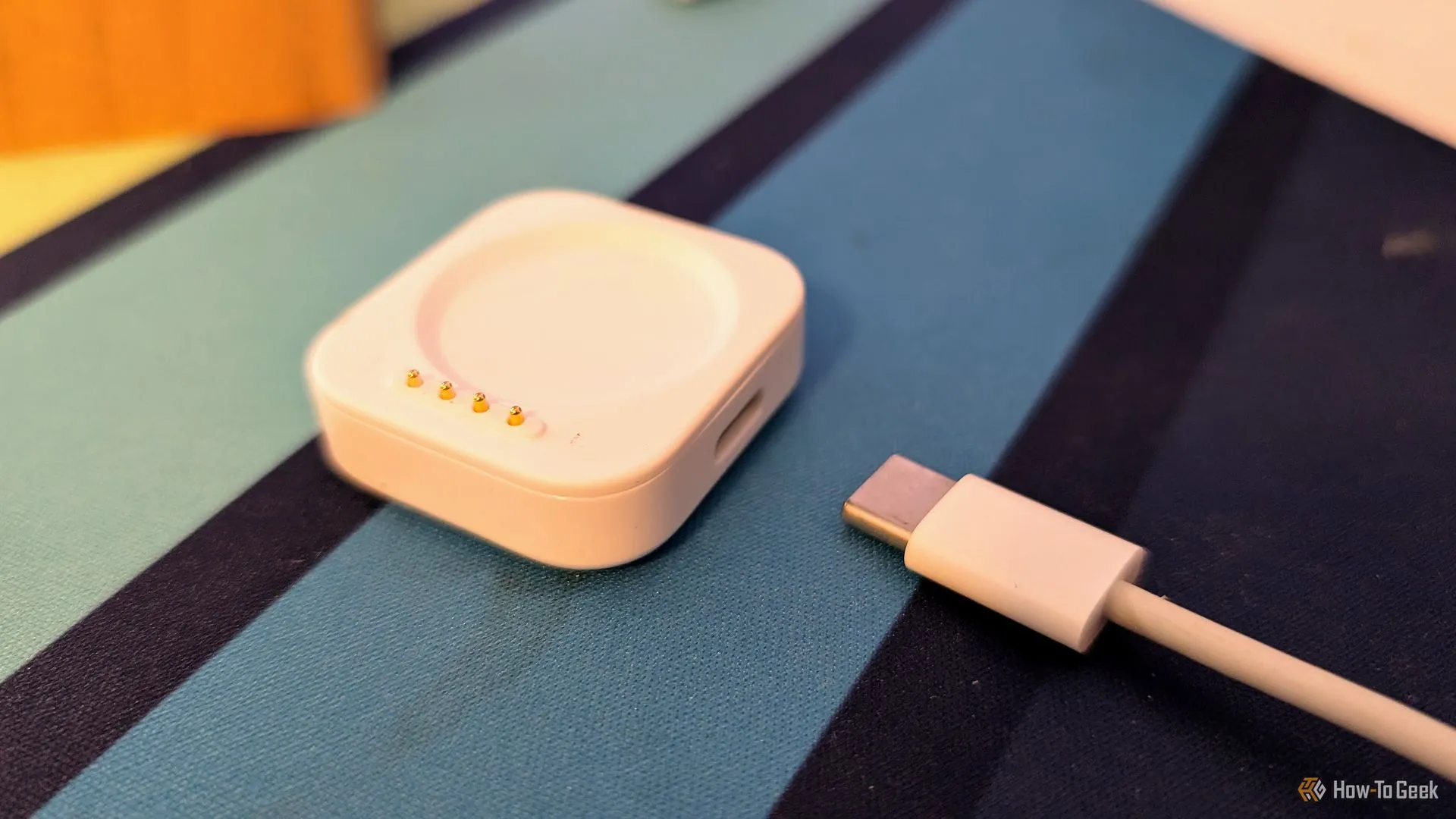Đế sạc từ tính nhỏ gọn của OnePlus Watch 3 với cổng USB-C, tiện lợi khi di chuyển.