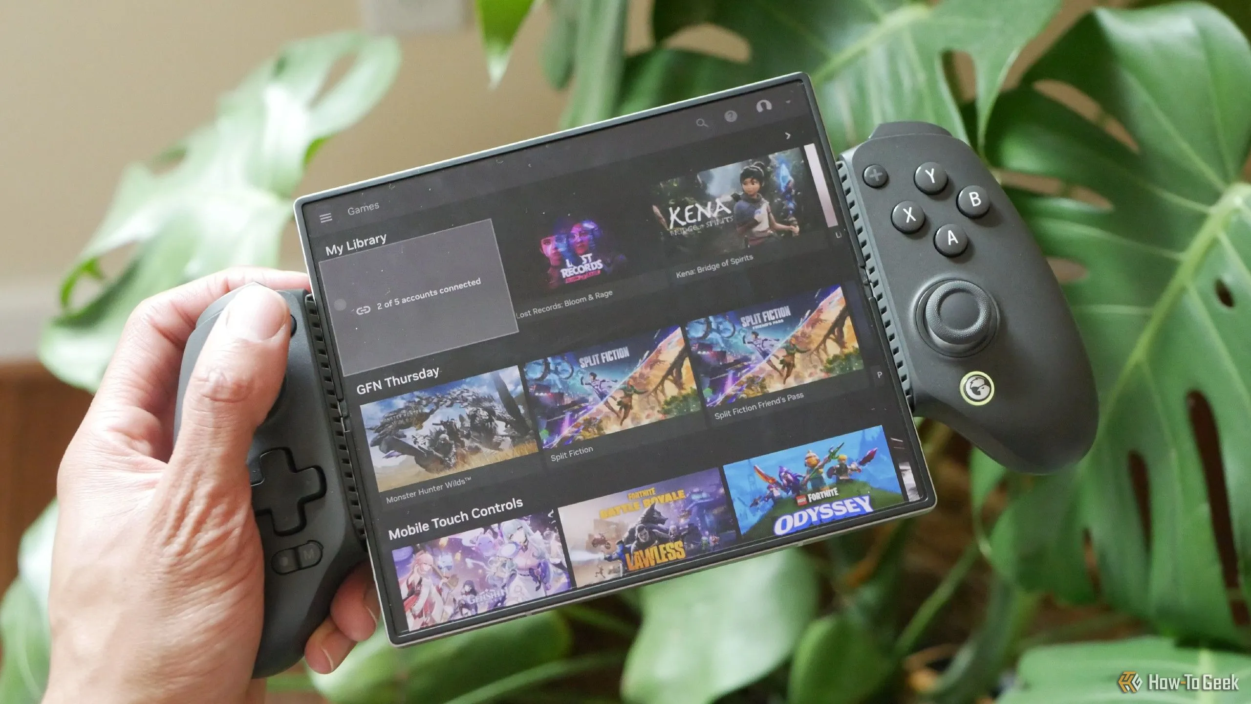 Điện thoại Galaxy Z Fold 6 đang chạy NVIDIA GeForce NOW kết nối với tay cầm GameSir G8+, cho thấy tính linh hoạt nhưng cần kết nối internet ổn định để chơi game.