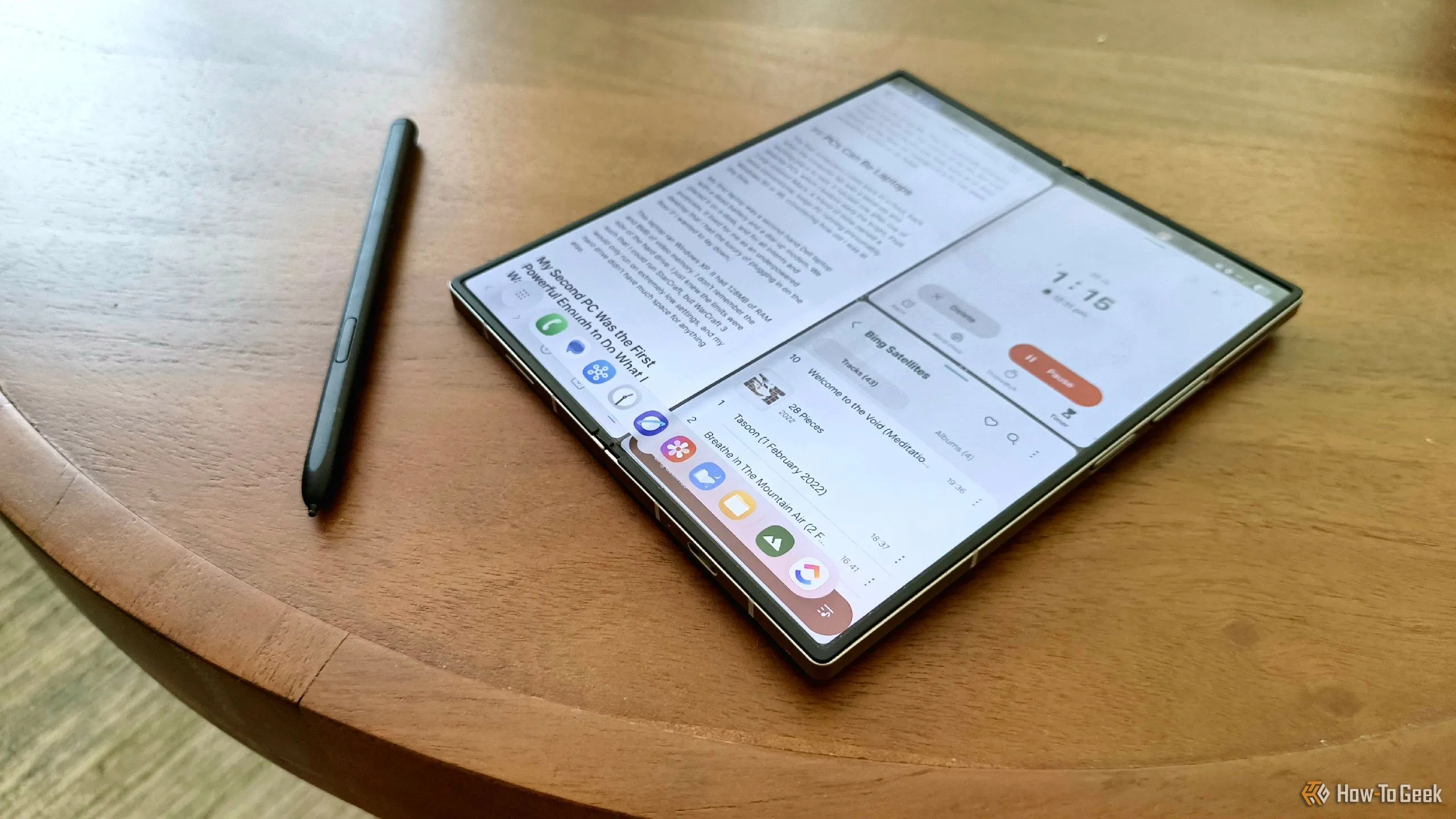 Điện thoại gập Samsung Galaxy Z Fold 6 và bút S Pen làm việc hiệu quả như máy tính cá nhân
