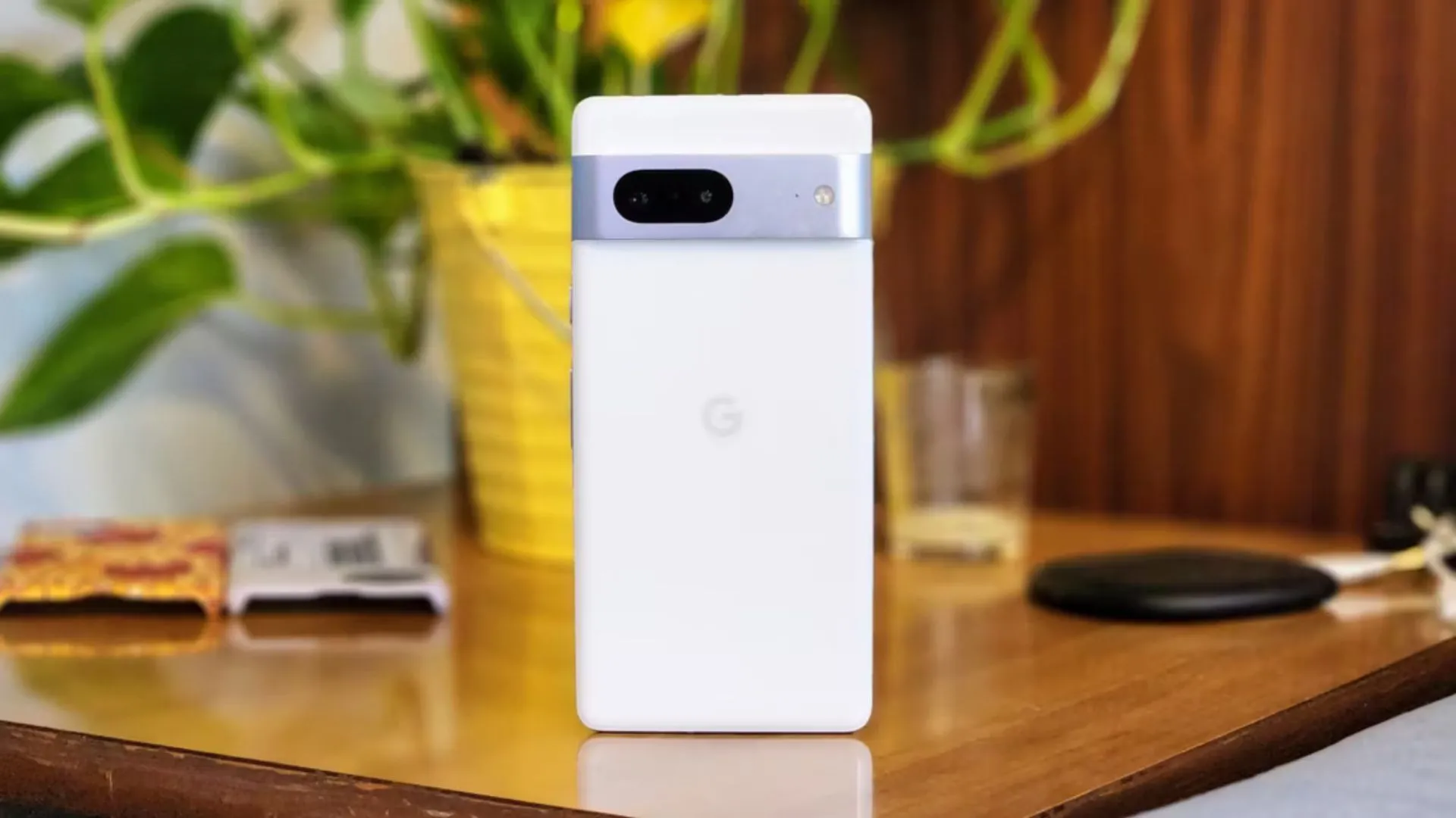 Điện thoại Google Pixel 7 màu xanh lá đứng trên bề mặt phẳng