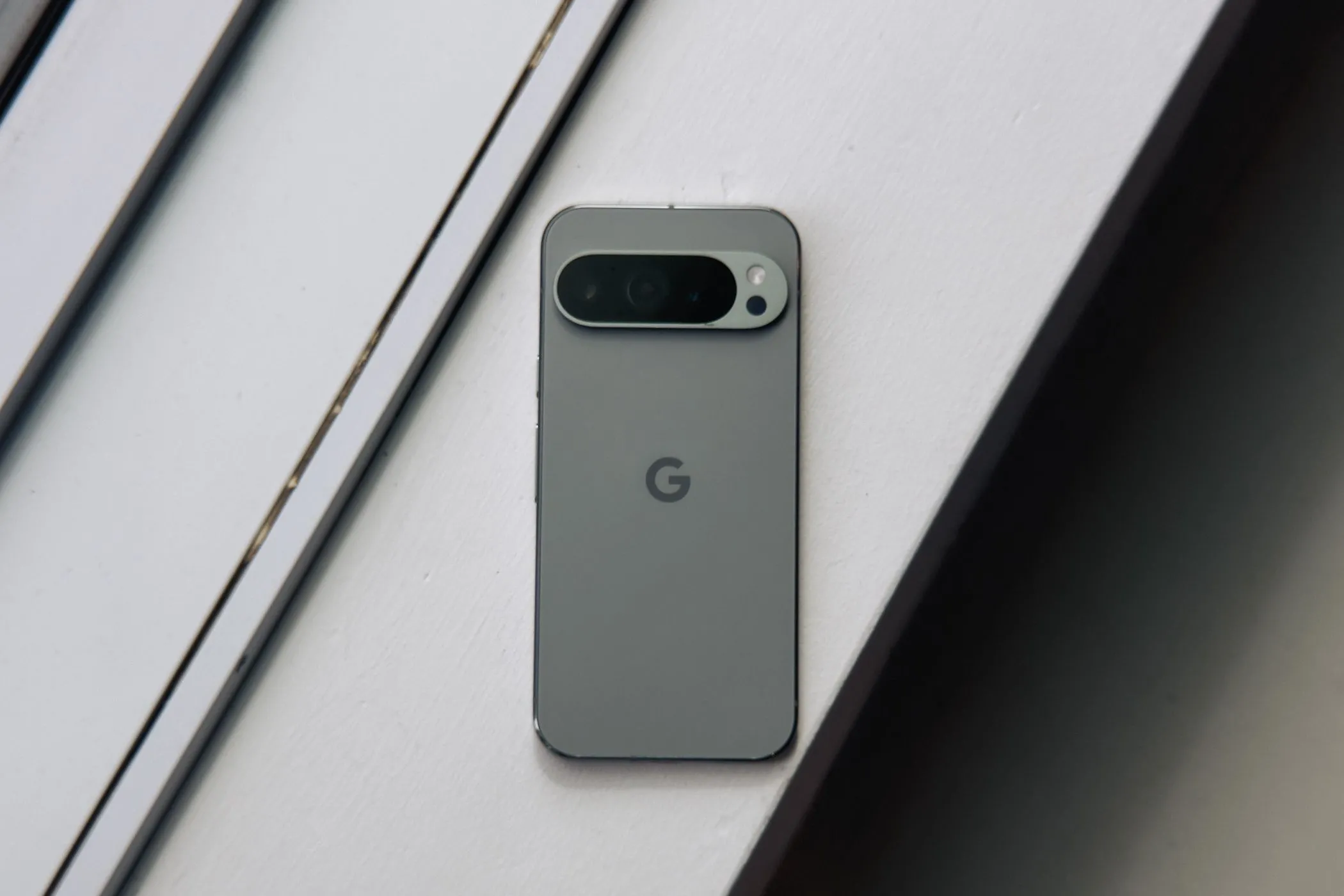 Điện thoại Google Pixel 9 Pro XL màu xanh ô liu đặt trên nền trắng